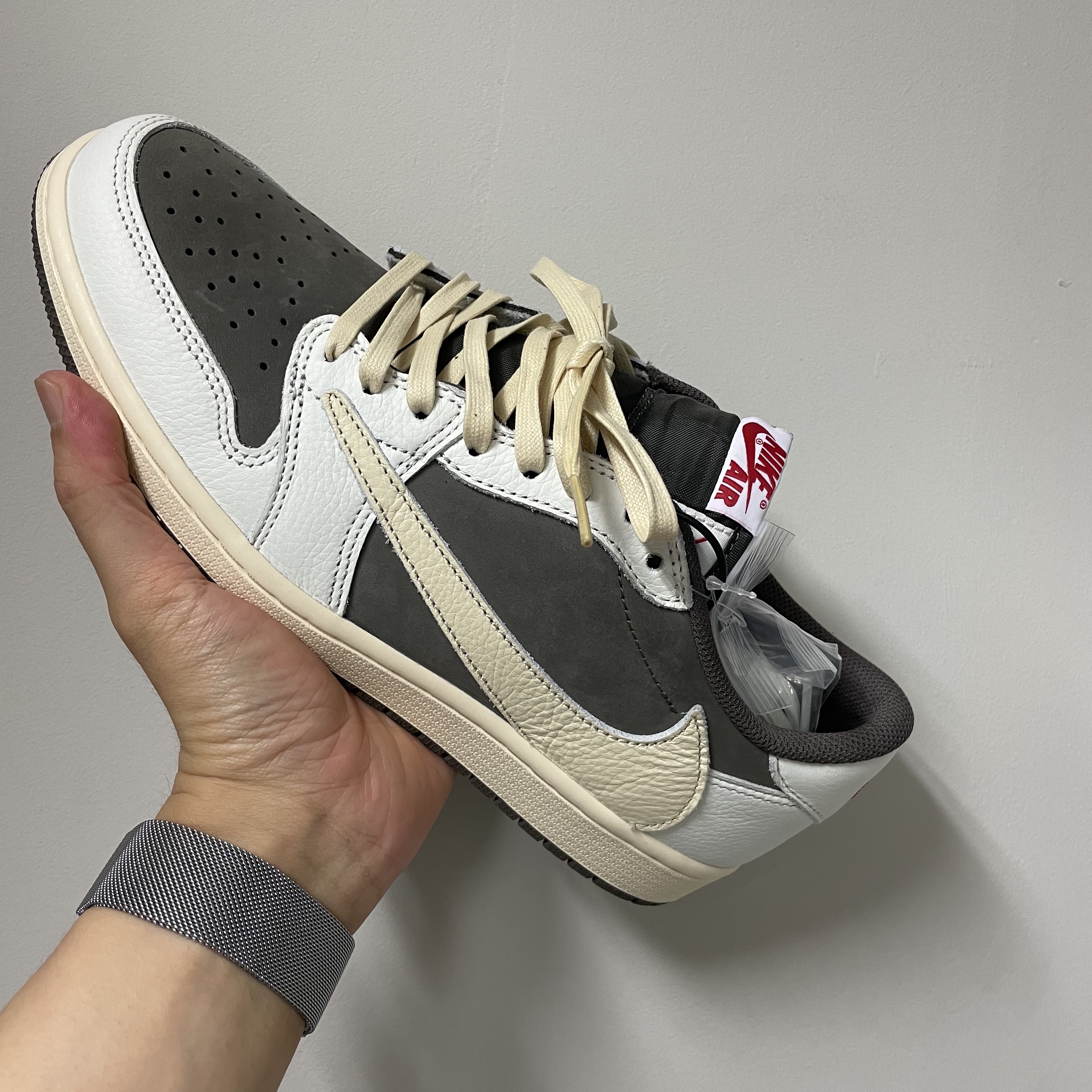 Jordan 1 x Travis Scott Retro Low OG SP Sail and Ridgerock 착용 스타일
