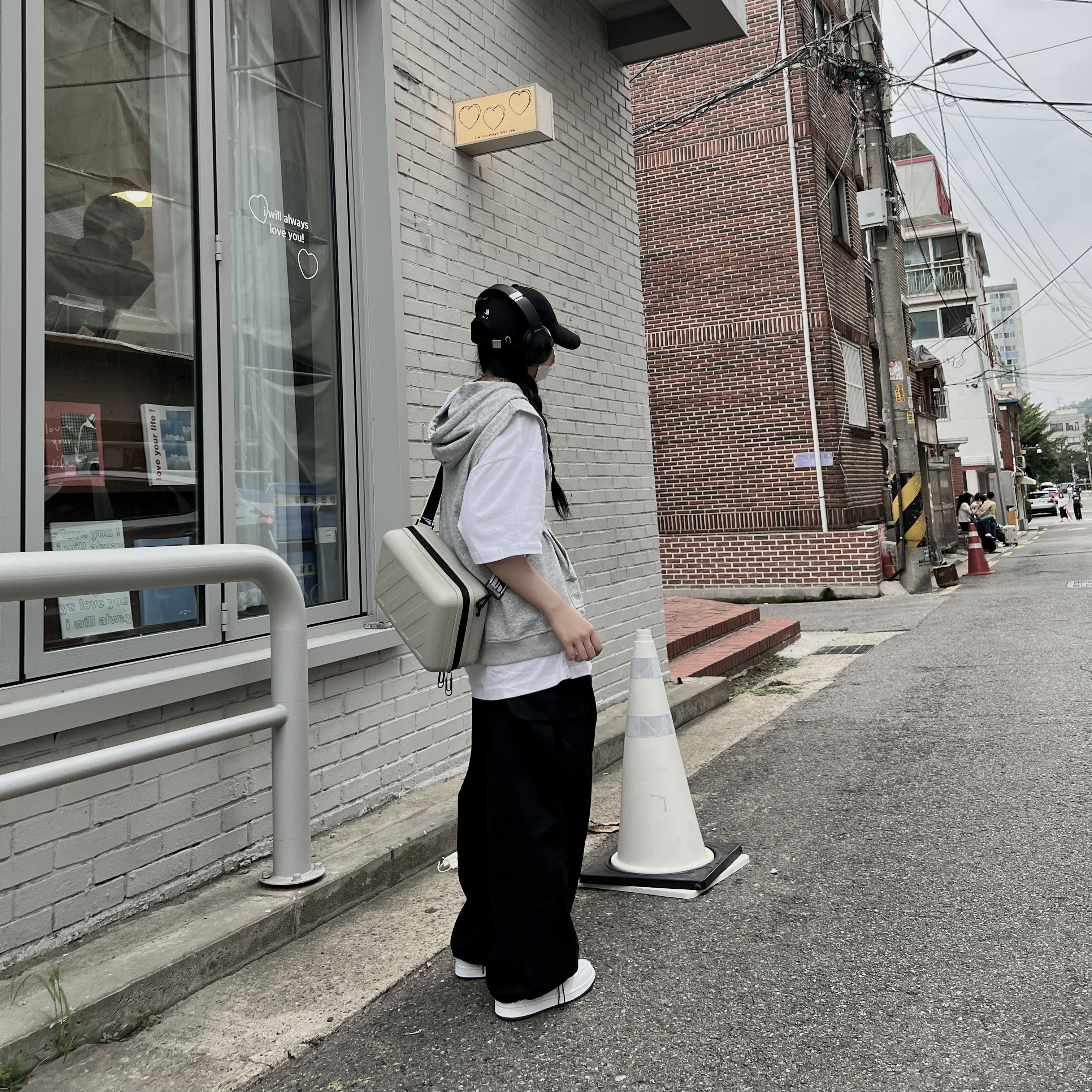 Off-White x Amore Pacific Protection Box (Without Cosmetics) 착용 스타일
