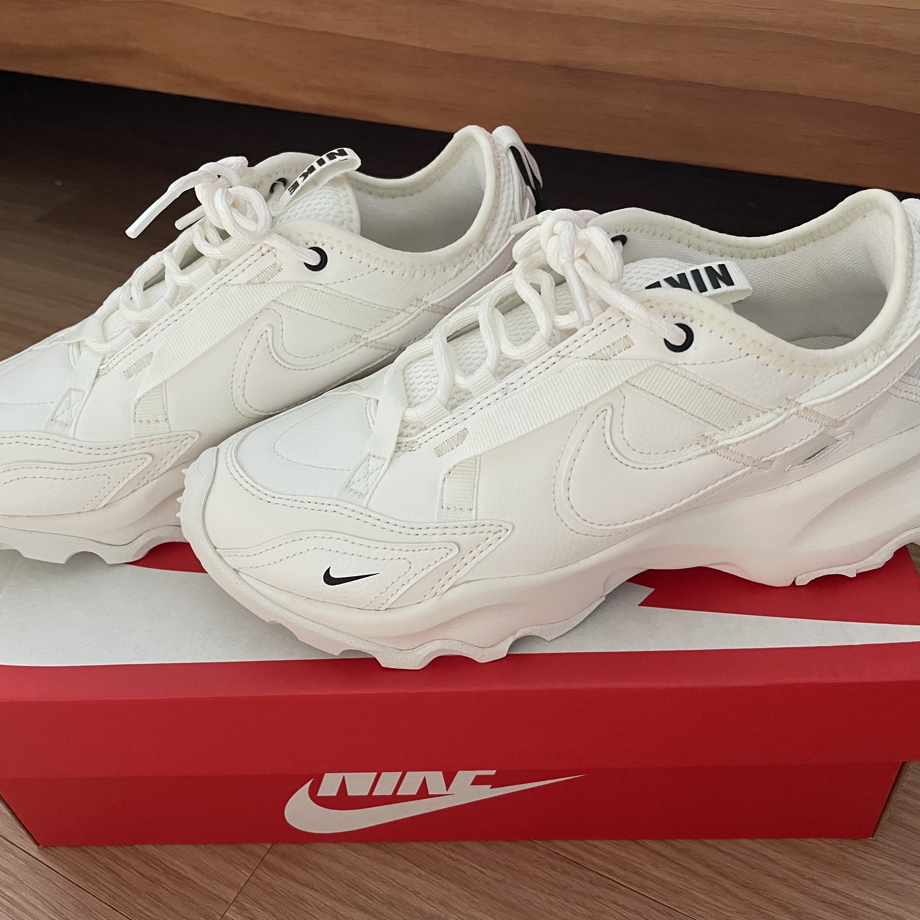 (W) Nike TC 7900 Summit White 착용 스타일 - 1