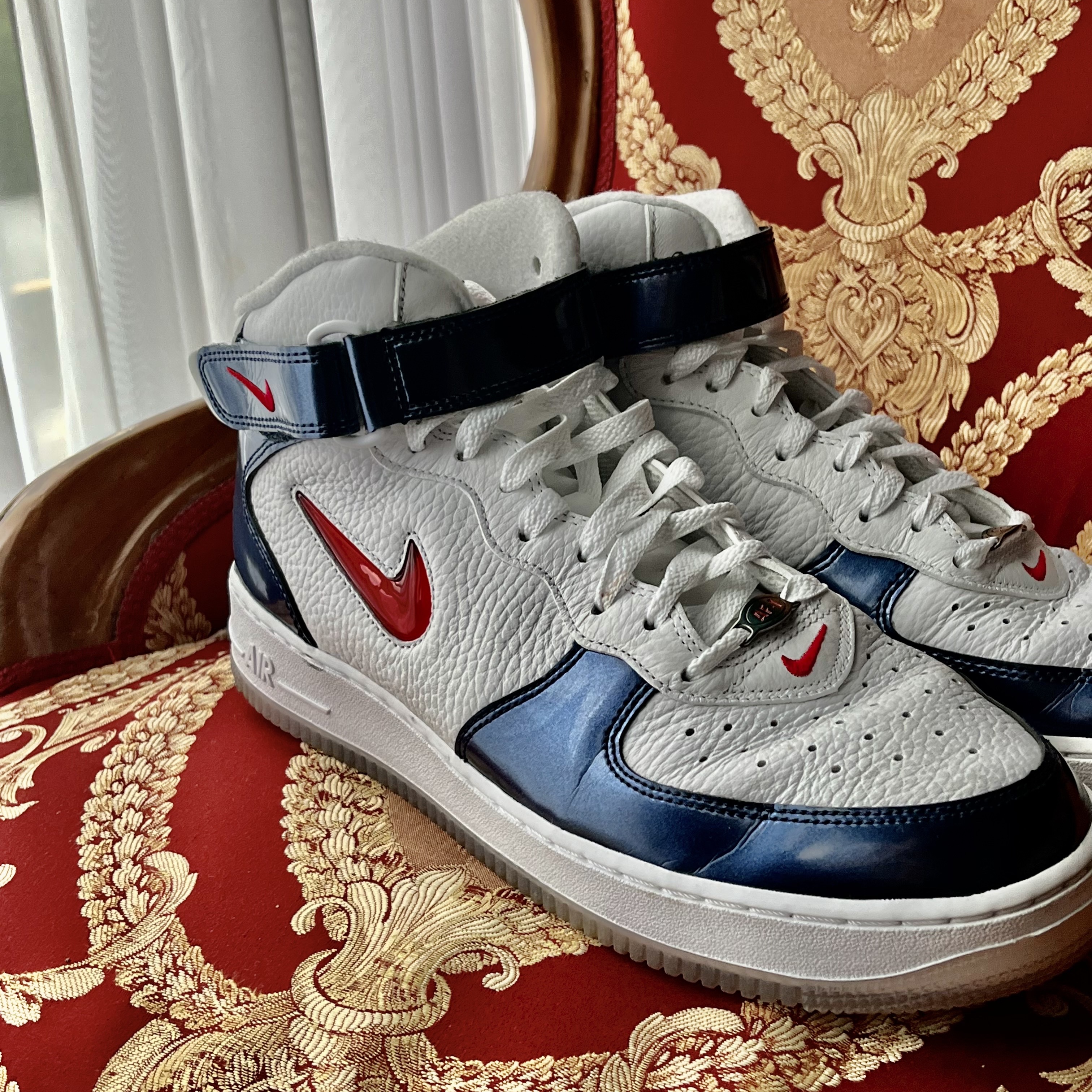 Nike Air Force 1 Mid QS University Red and Midnight Navy 착용 스타일 - 2