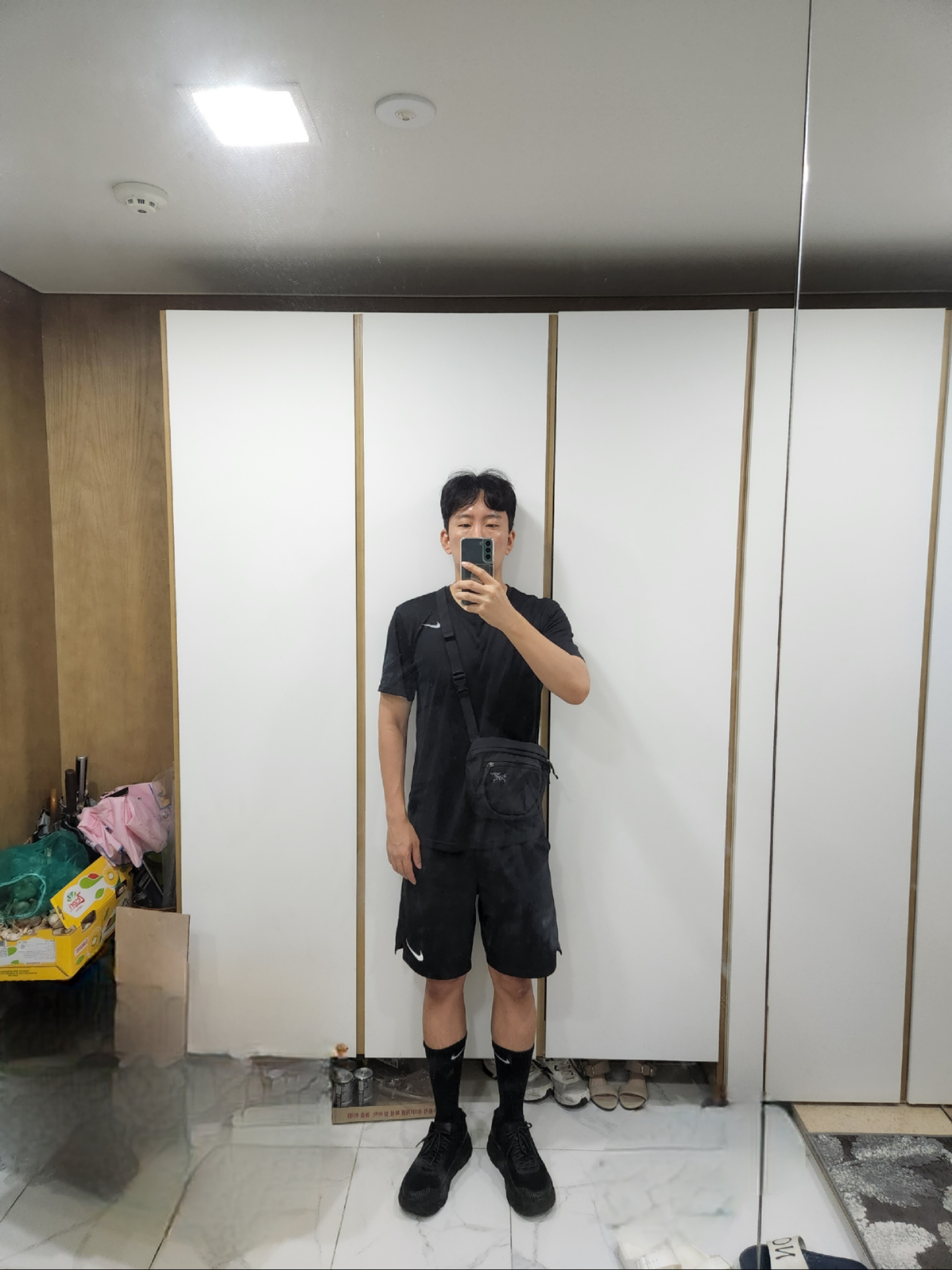 Hoka Bondi 7 Black - Wide, Arc'teryx Mantis 2 Waistpack Black 착용 스타일