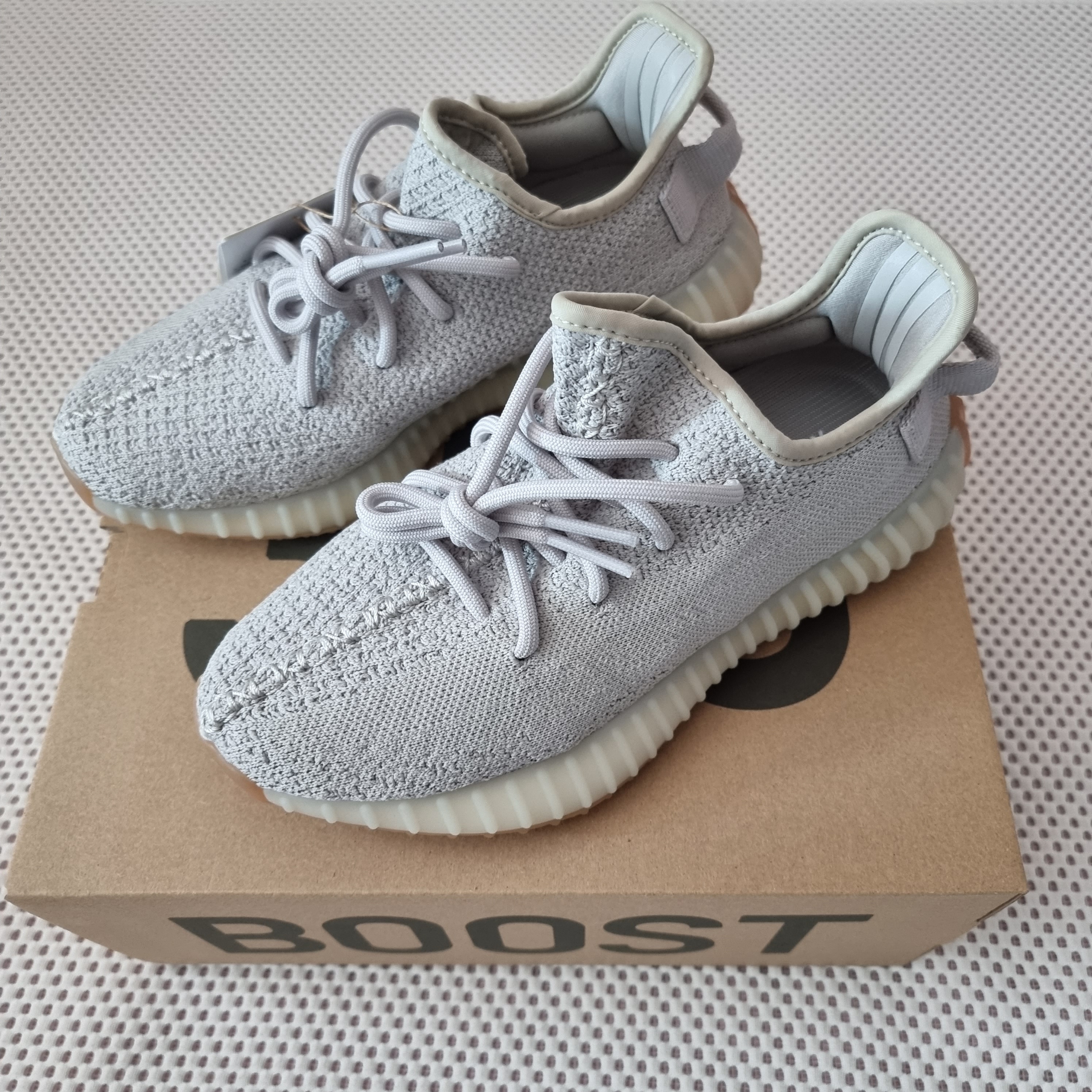 Adidas Yeezy Boost 350 V2 Sesame 2022 착용 스타일