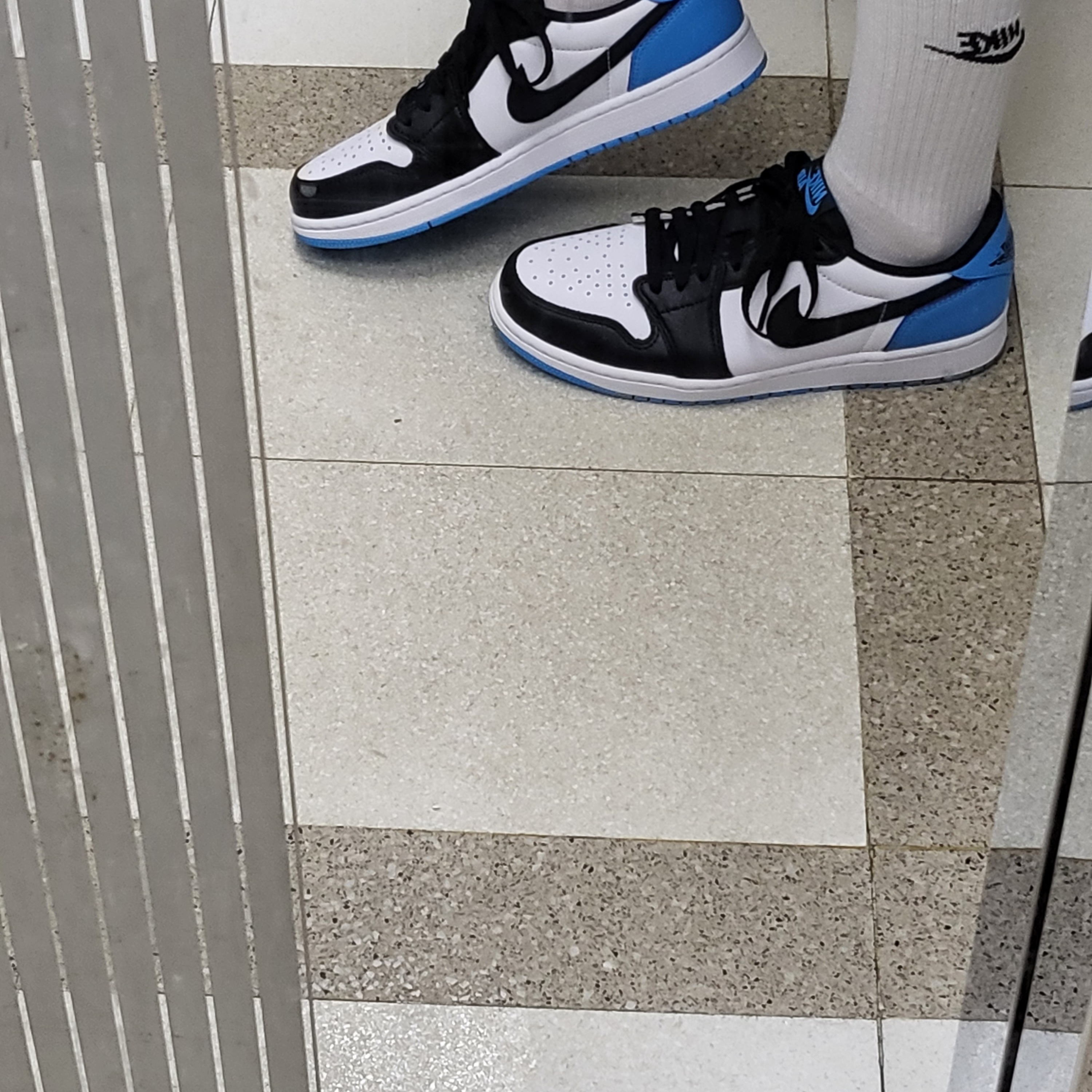 Jordan 1 Retro Low OG Black and Dark Powder Blue 착용 스타일