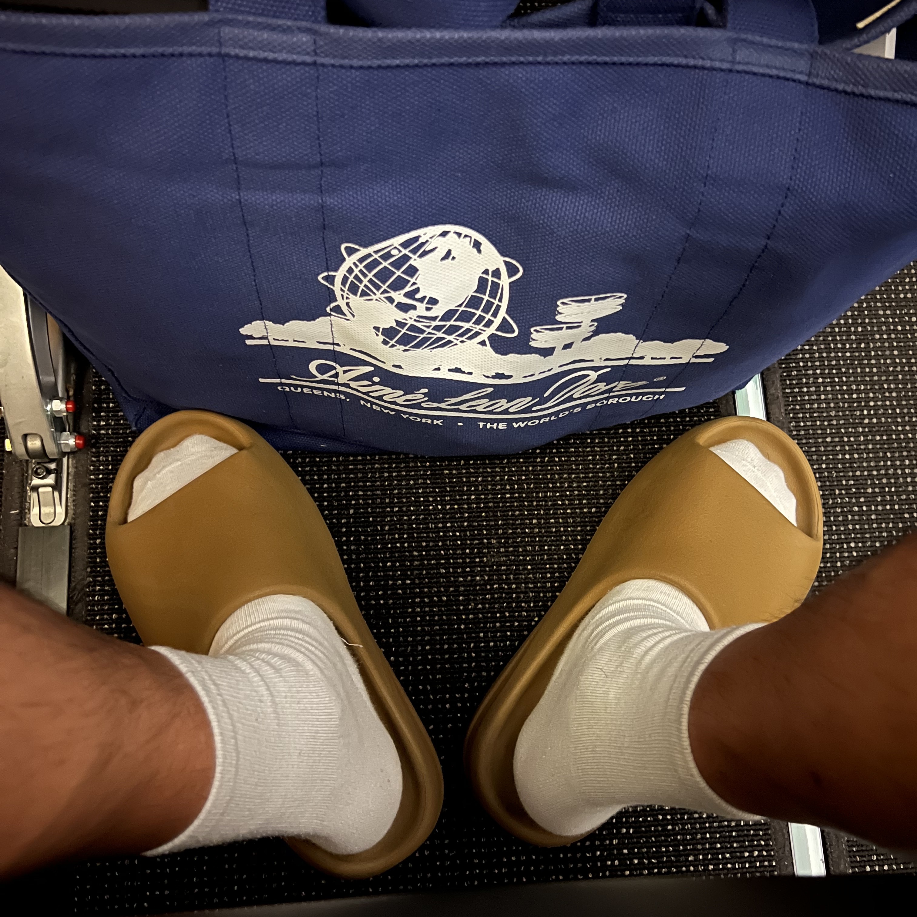 Adidas Yeezy Slide Ochre 착용 스타일 - 3