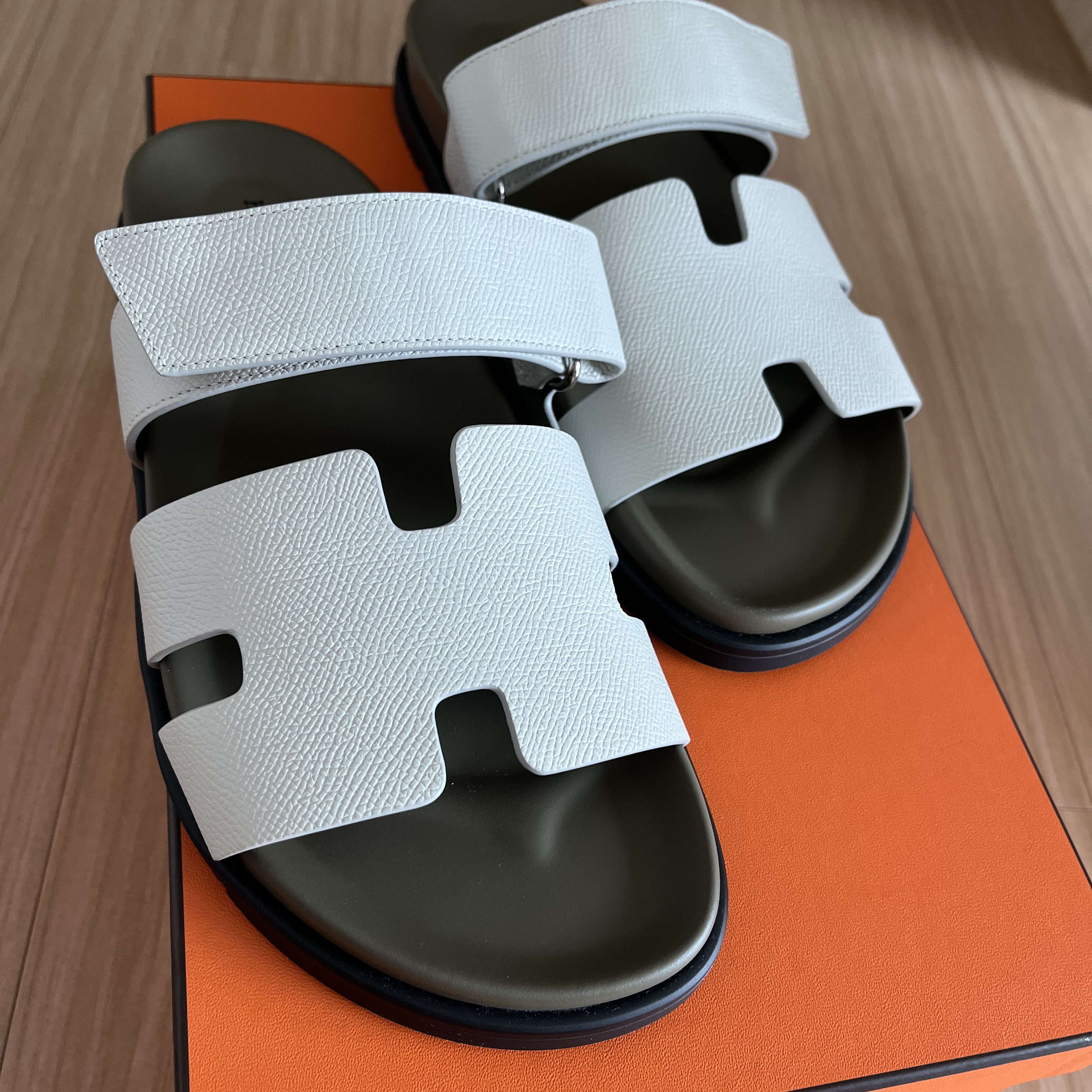 Hermes Chypre Sandal Epsom & Beige Glaise Vert Toundra 착용 스타일