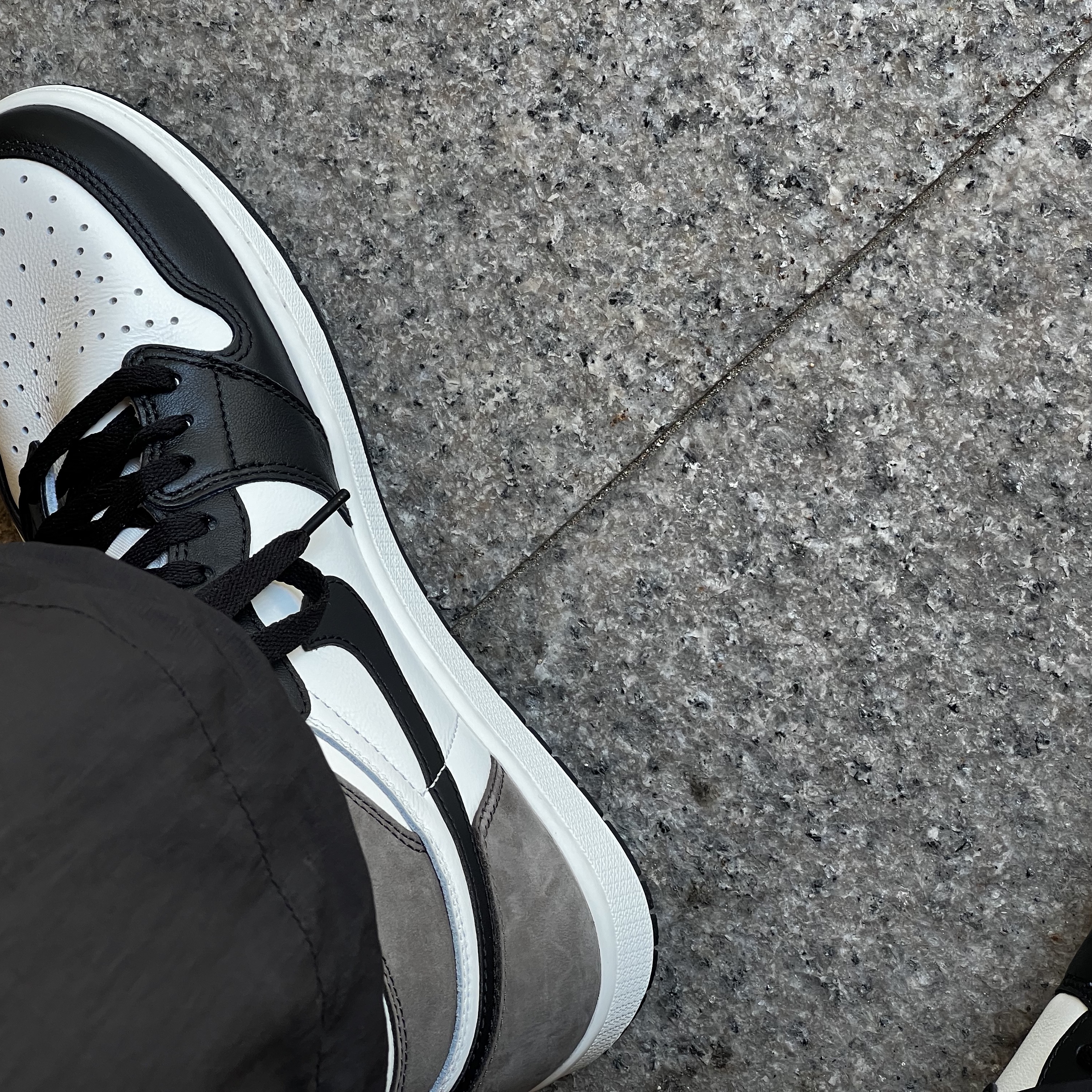 Jordan 1 Retro High OG Black Mocha 착용 스타일 - 4