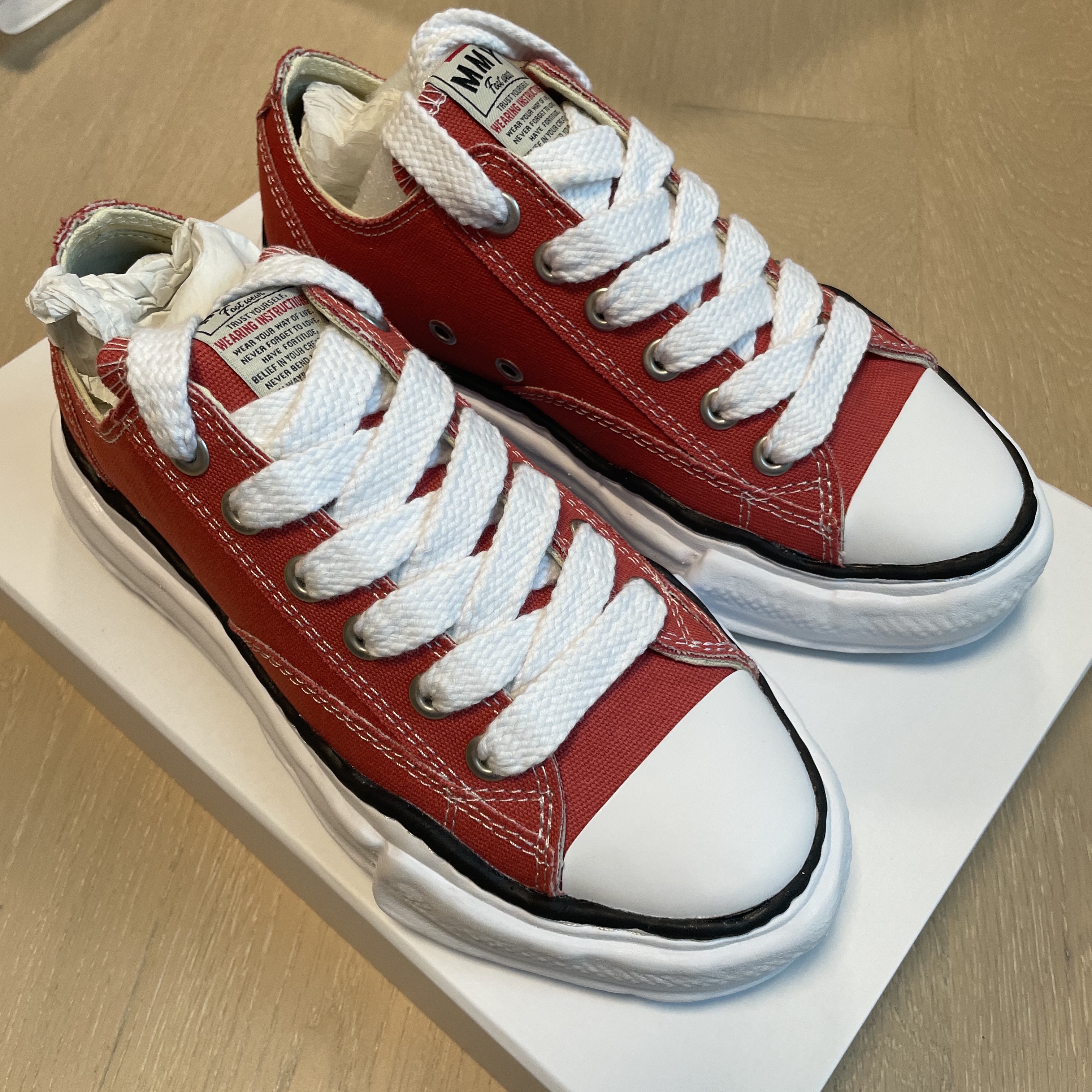 Maison Mihara Yasuhiro Peterson OG Sole Canvas Low Sneakers Orange 착용 스타일