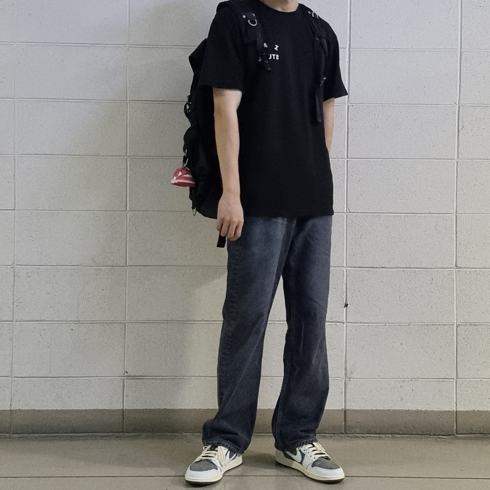 IAB Studio Black Glow T-Shirt, Jordan 1 x Travis Scott Retro Low OG SP Sail and Ridgerock 착용 스타일