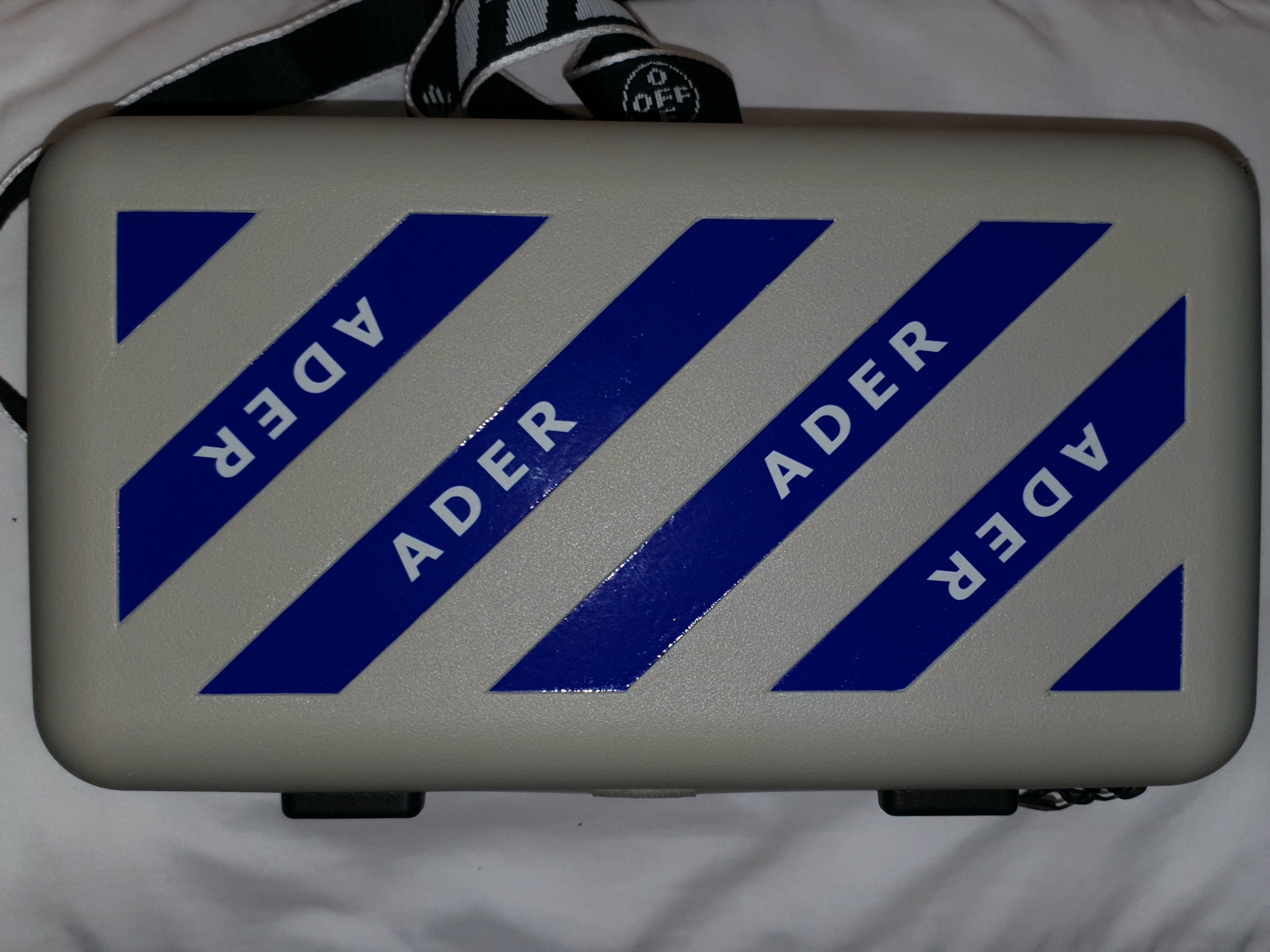 Off-White x Amore Pacific Protection Box (Without Cosmetics) 착용 스타일