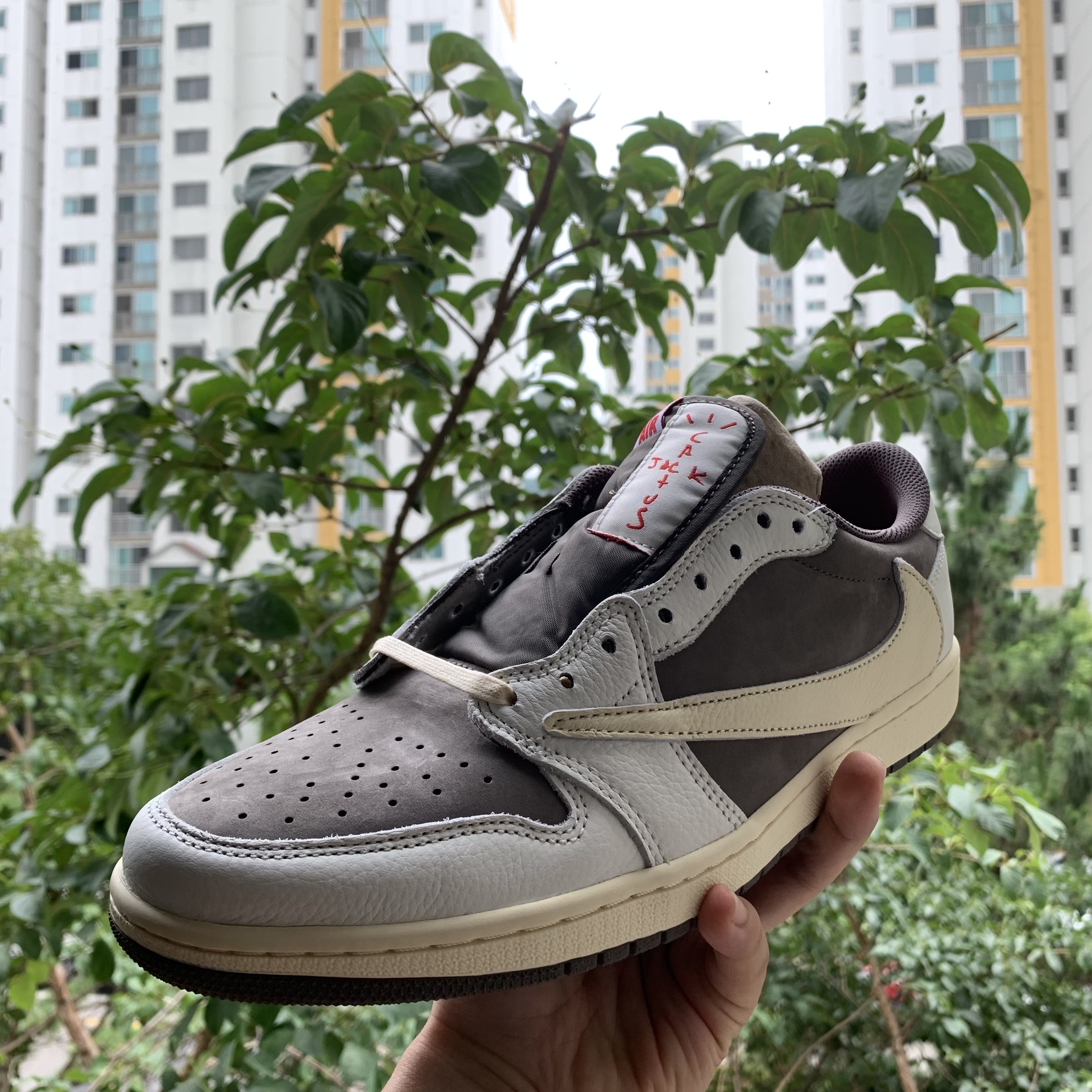 Jordan 1 x Travis Scott Retro Low OG SP Sail and Ridgerock, Palace Tri-Visions T-Shirt White - 22SS 착용 스타일 - 1