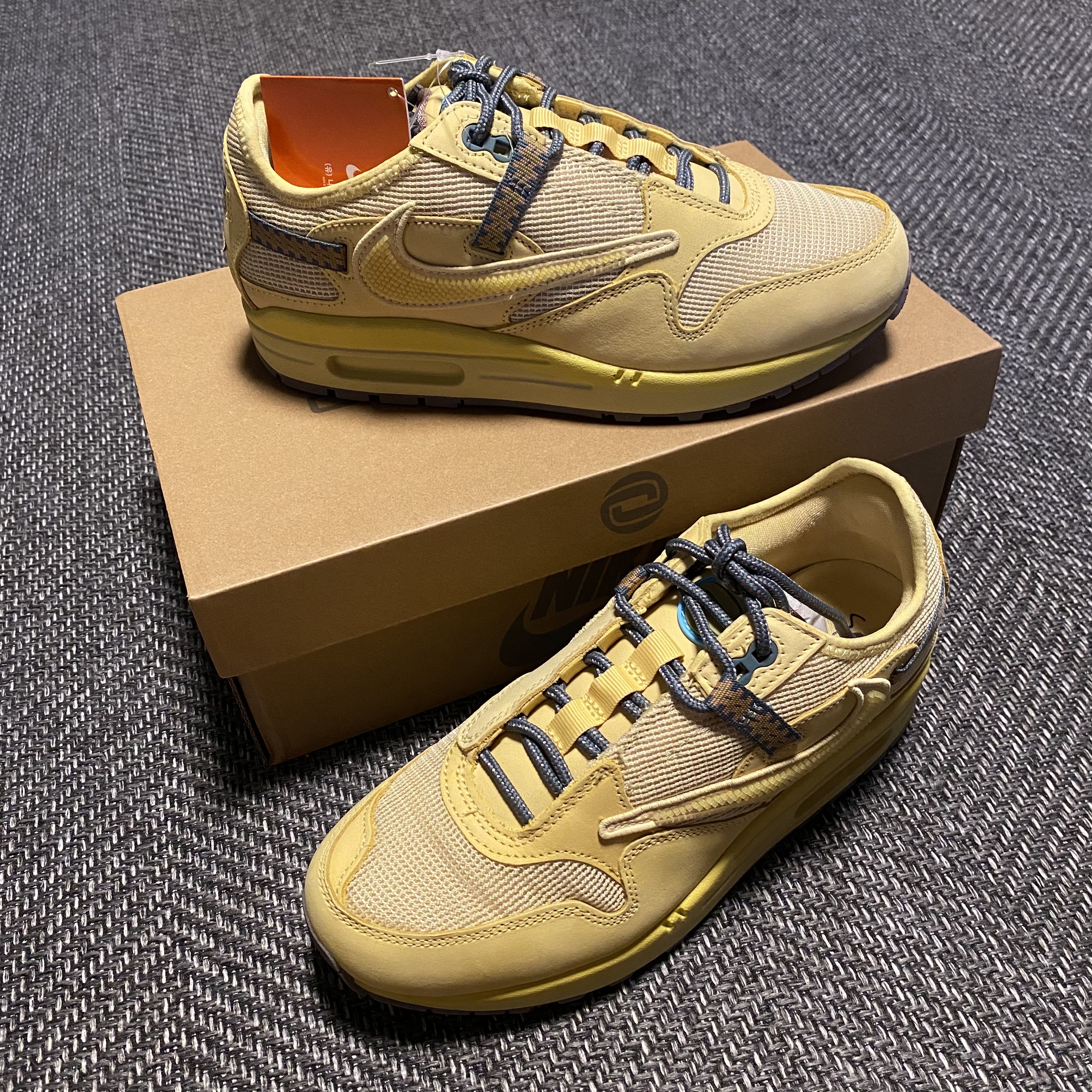 Nike x Travis Scott Air Max 1 Cact.us Gold 착용 스타일