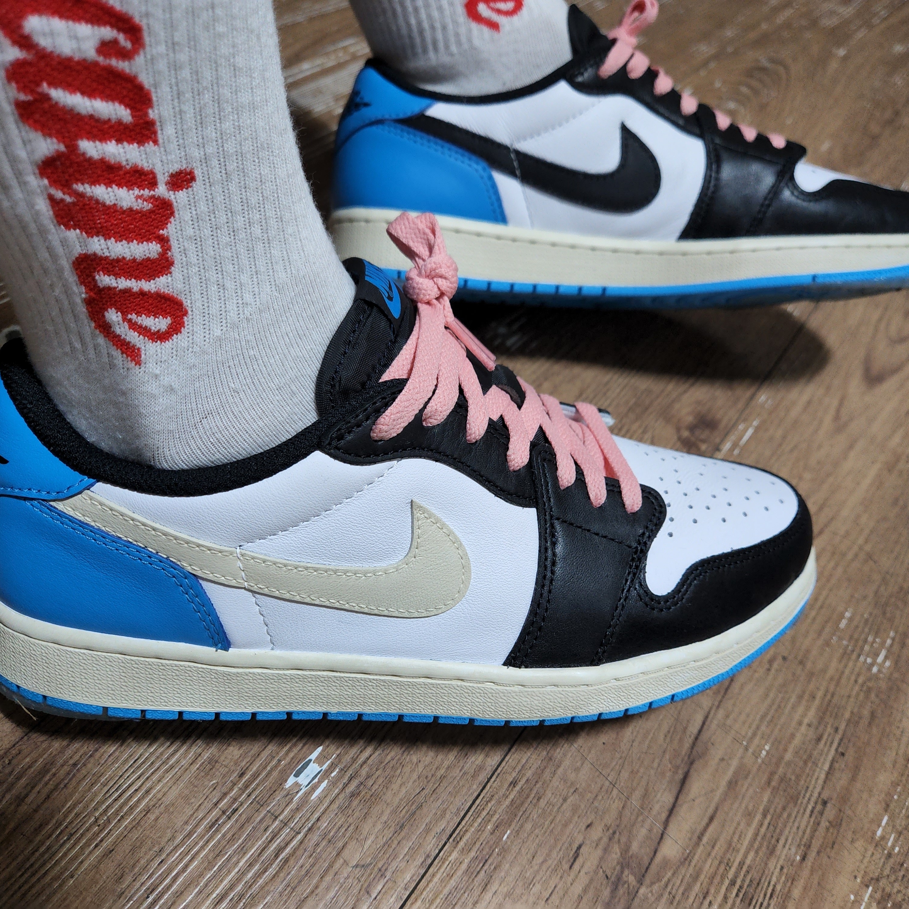 Jordan 1 Retro Low OG Black and Dark Powder Blue 착용 스타일 - 3