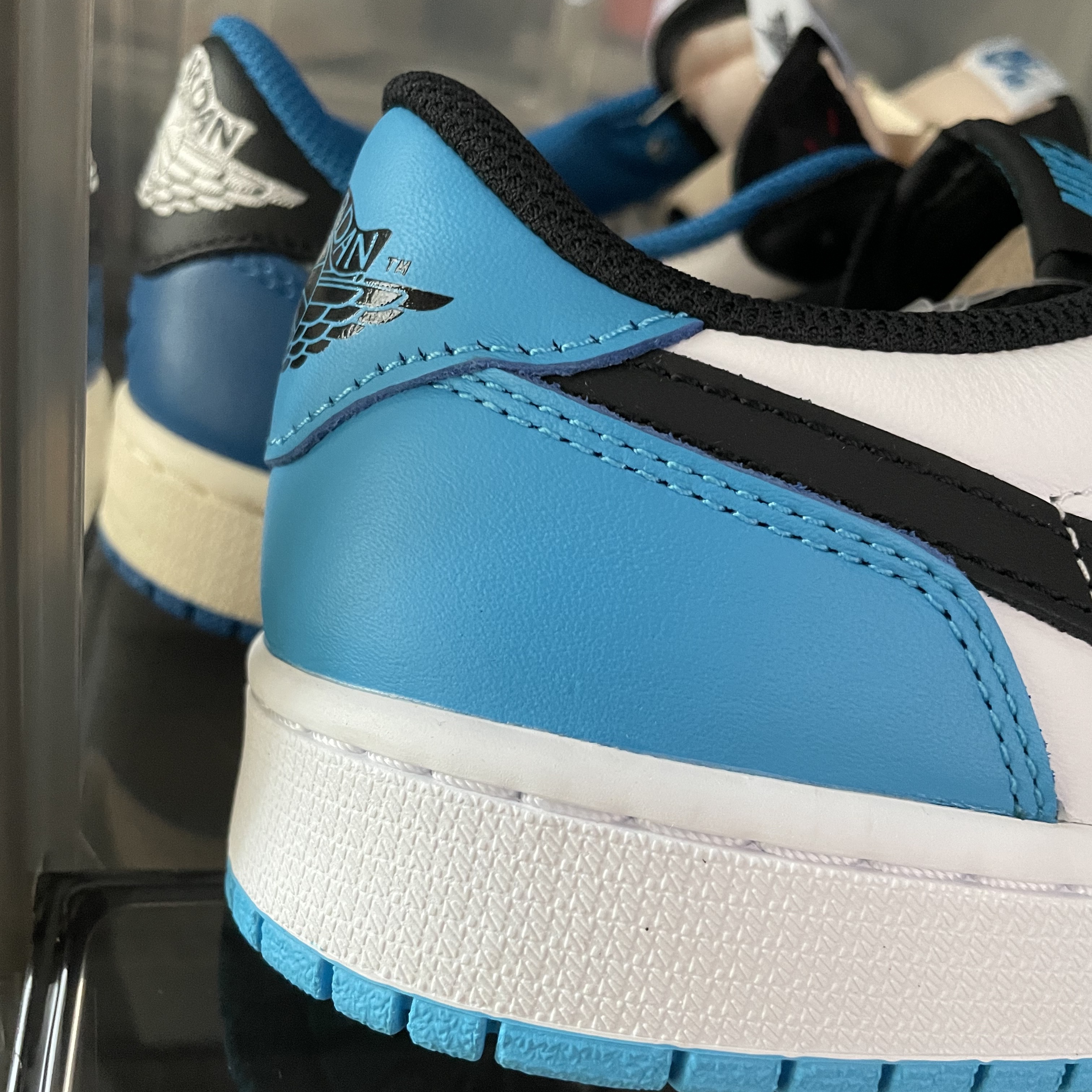 Jordan 1 Retro Low OG Black and Dark Powder Blue, Jordan 1 Retro High Obsidian UNC 착용 스타일 - 3