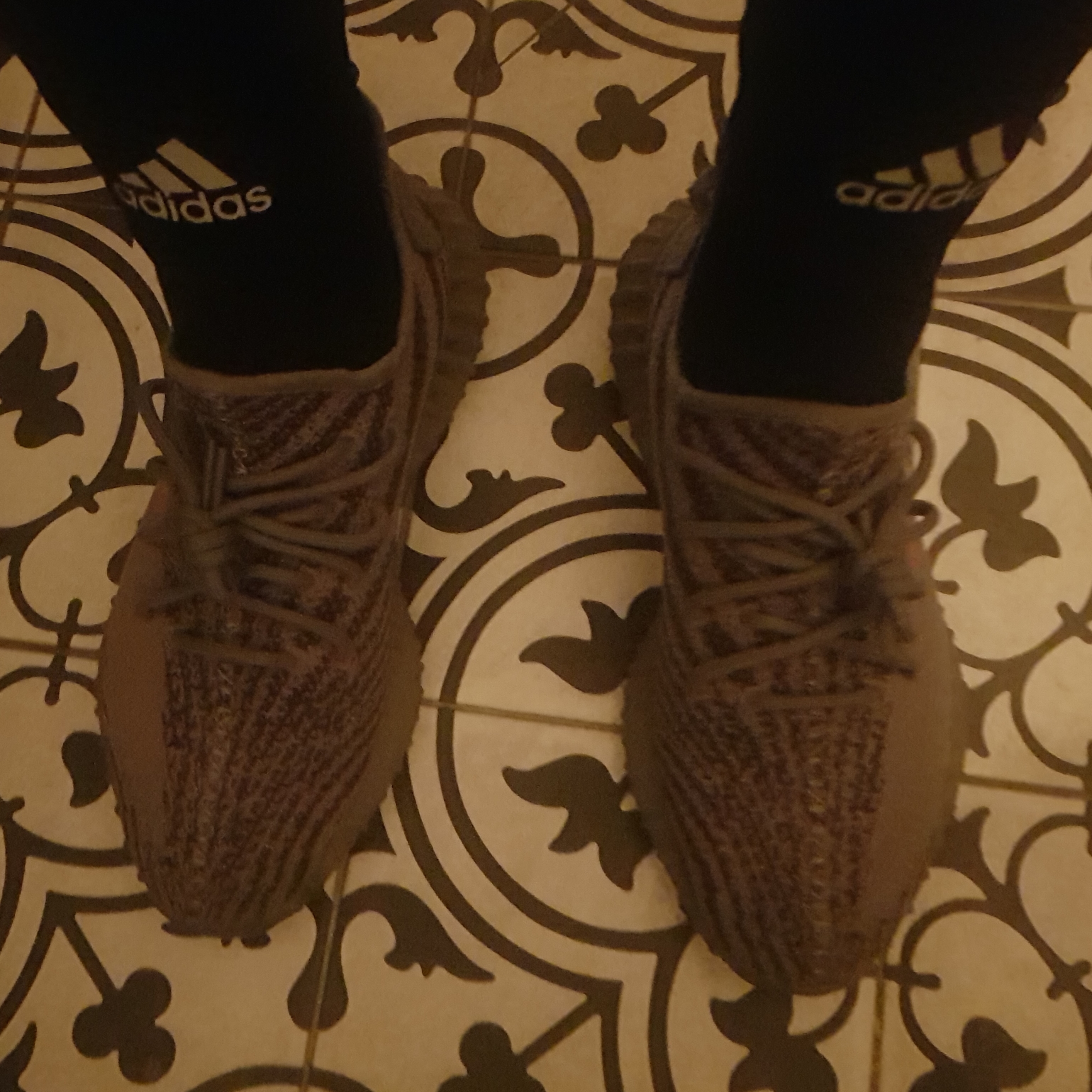 Adidas Yeezy Boost 350 V2 Beluga 2.0 착용 스타일 - 2