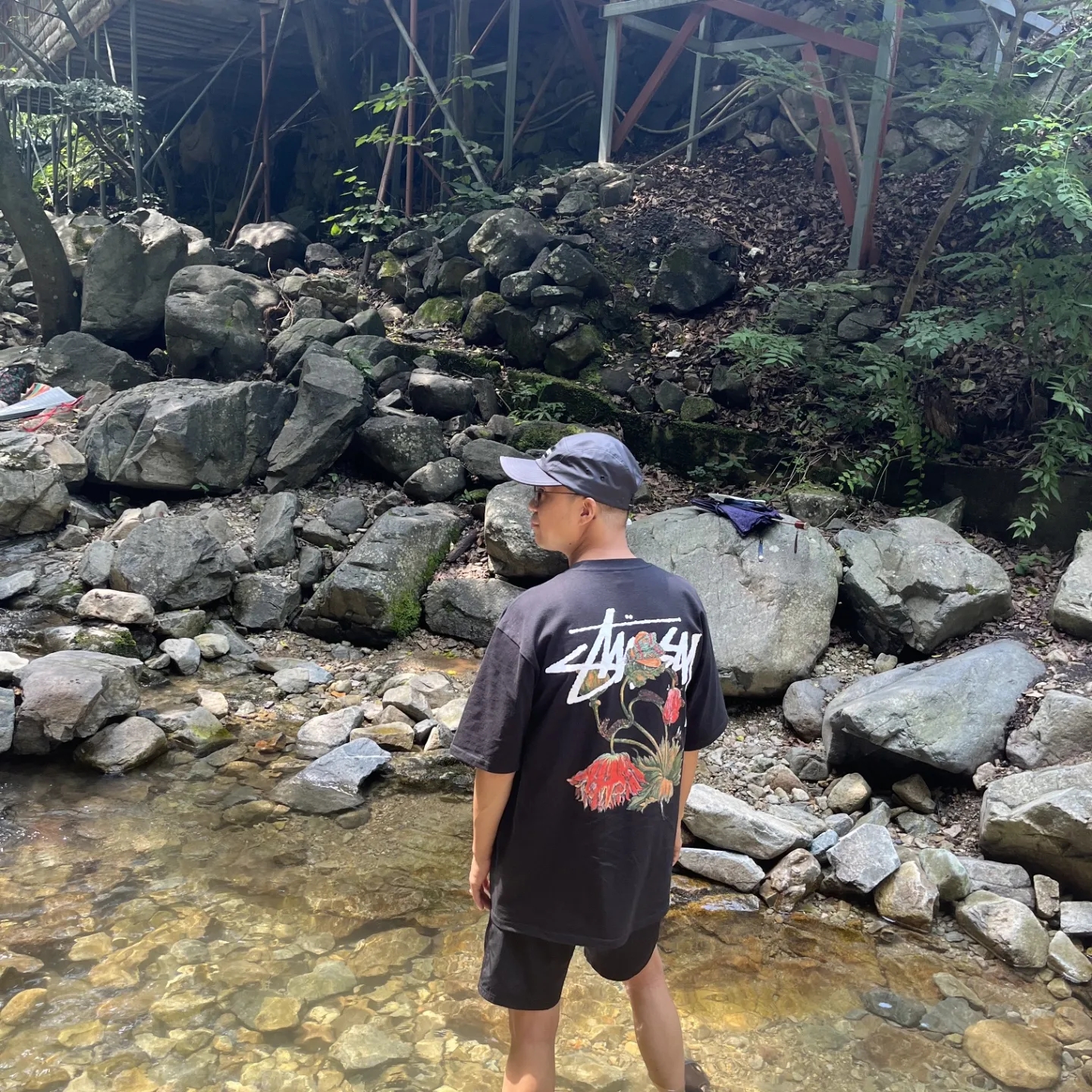 Supreme Inset Gel Camp Cap Black - 22SS, Stussy Withered Flower T-Shirt Black 착용 스타일 - 2
