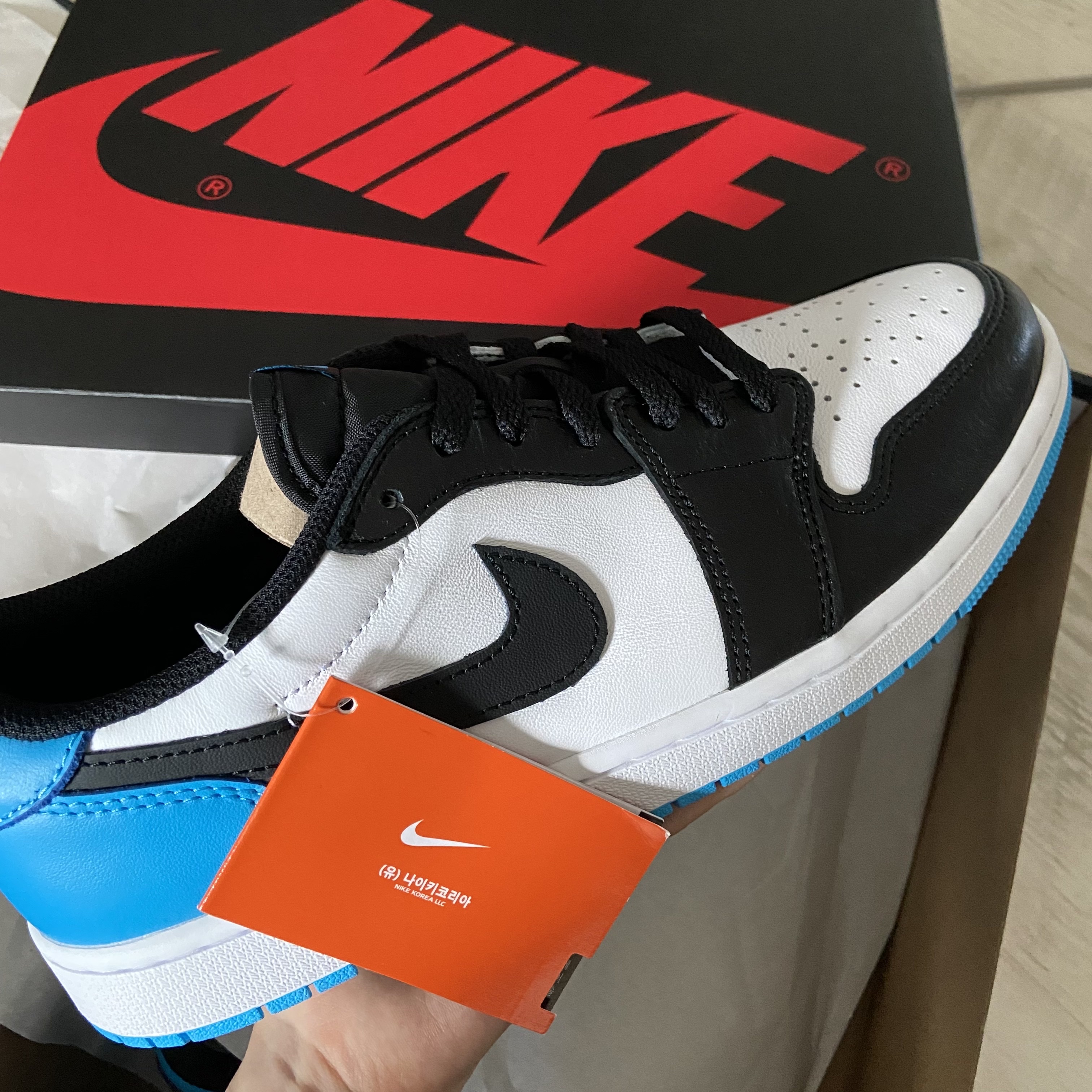 Jordan 1 Retro Low OG Black and Dark Powder Blue 착용 스타일