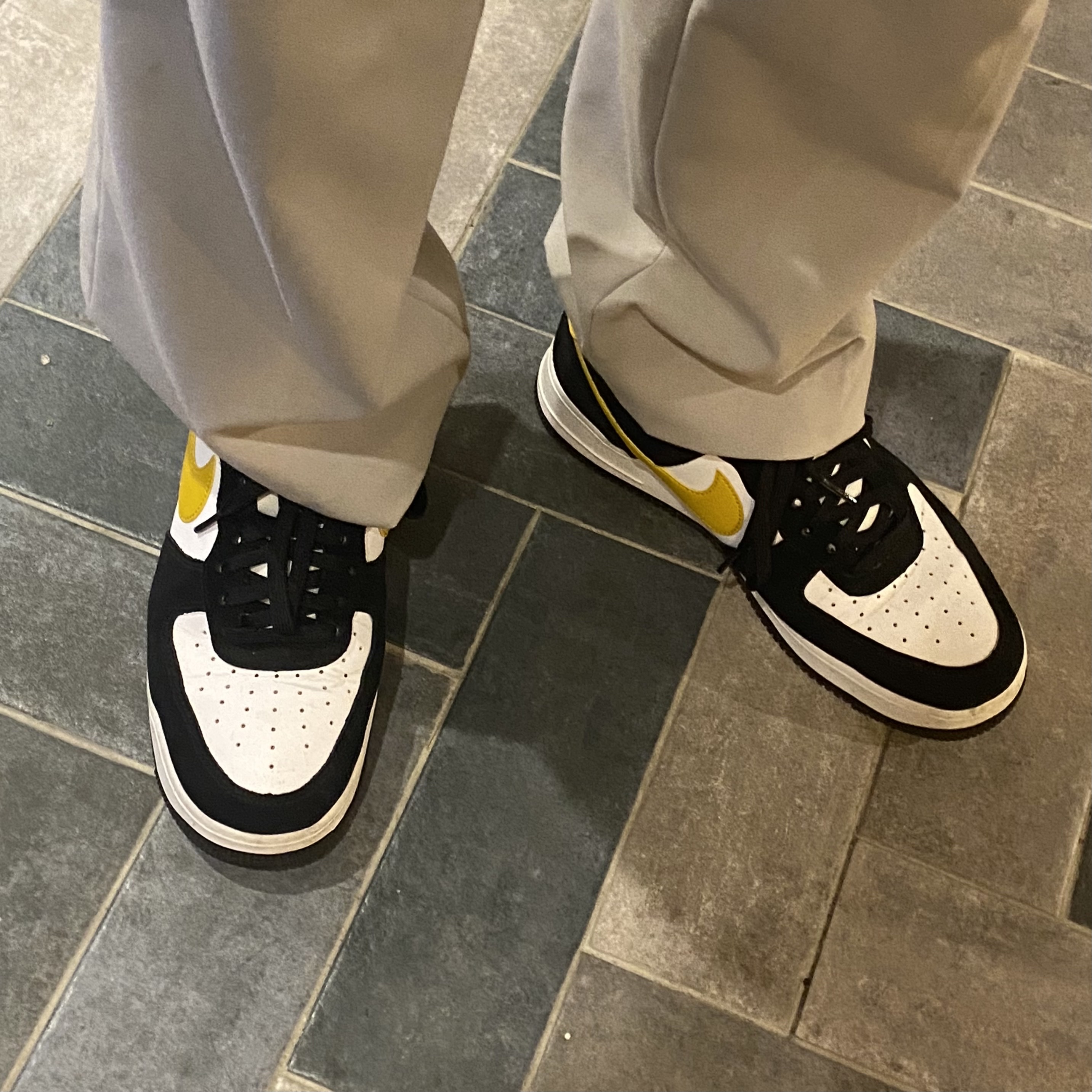 Nike Air Force 1 '07 LV8 Athletic Club Black Dark Sulfur 착용 스타일