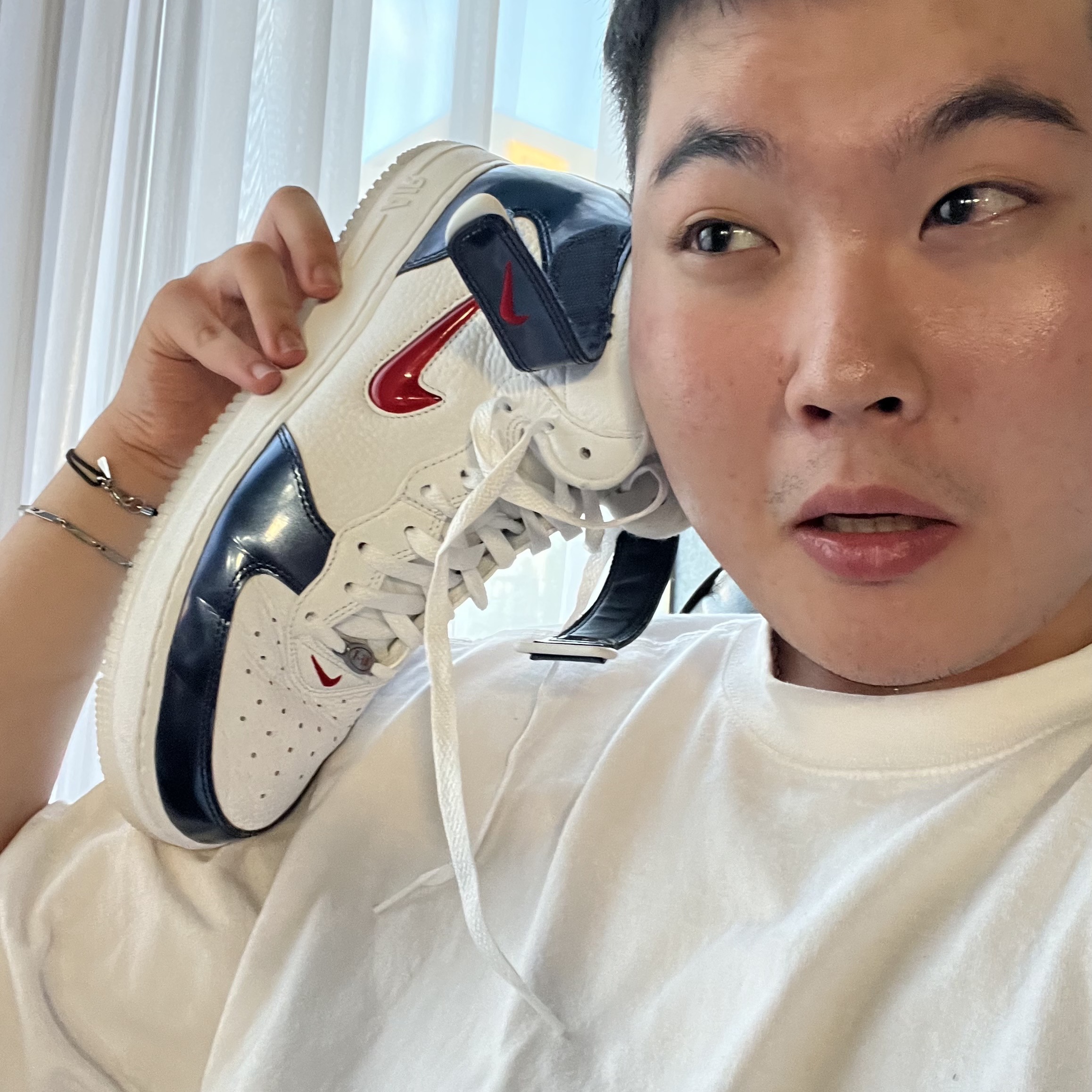 Nike Air Force 1 Mid QS University Red and Midnight Navy 착용 스타일 - 1