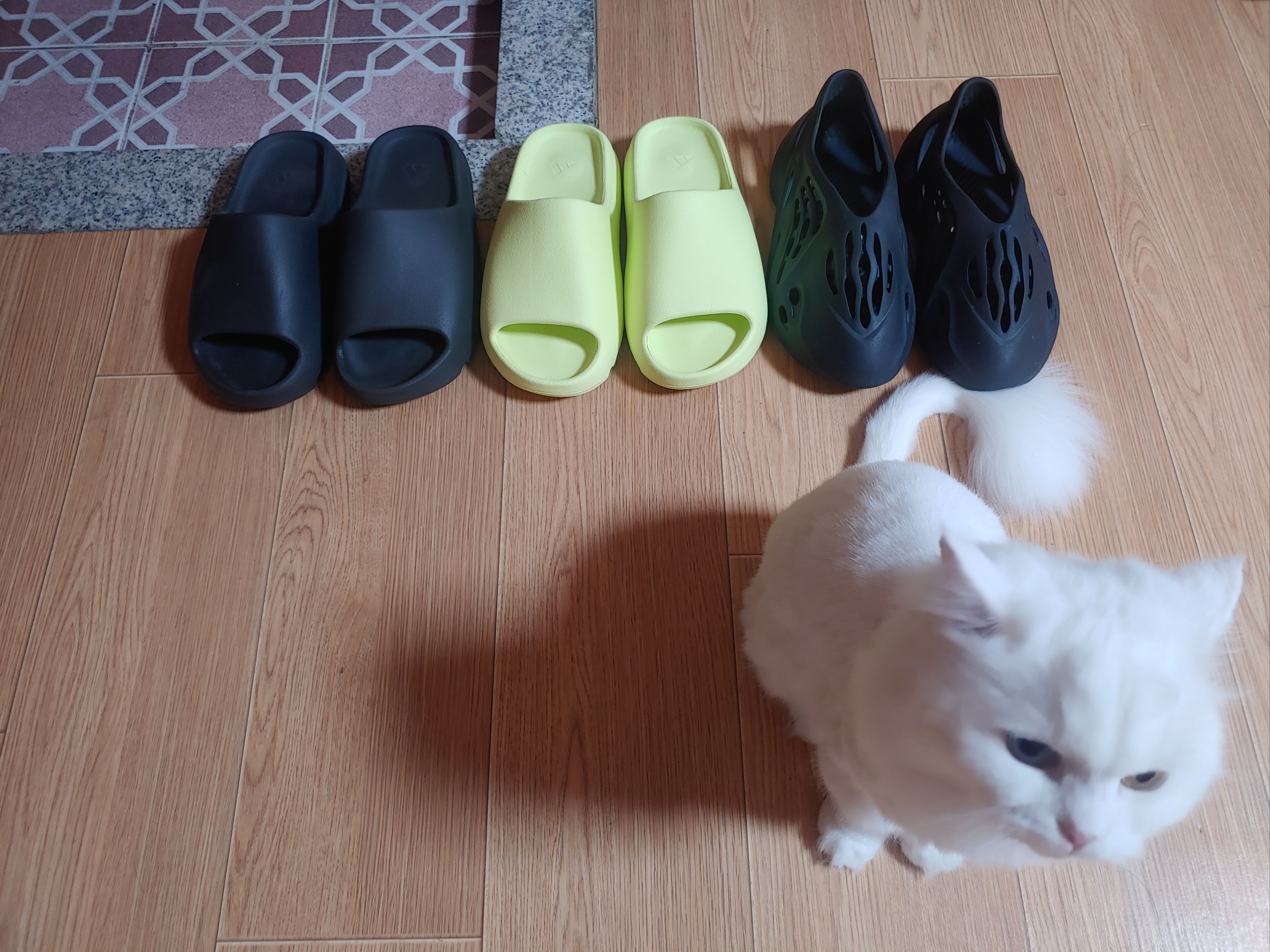 Adidas Yeezy Slide Onyx, Adidas Yeezy Slide Glow Green 2022/2023 착용 스타일 - 2