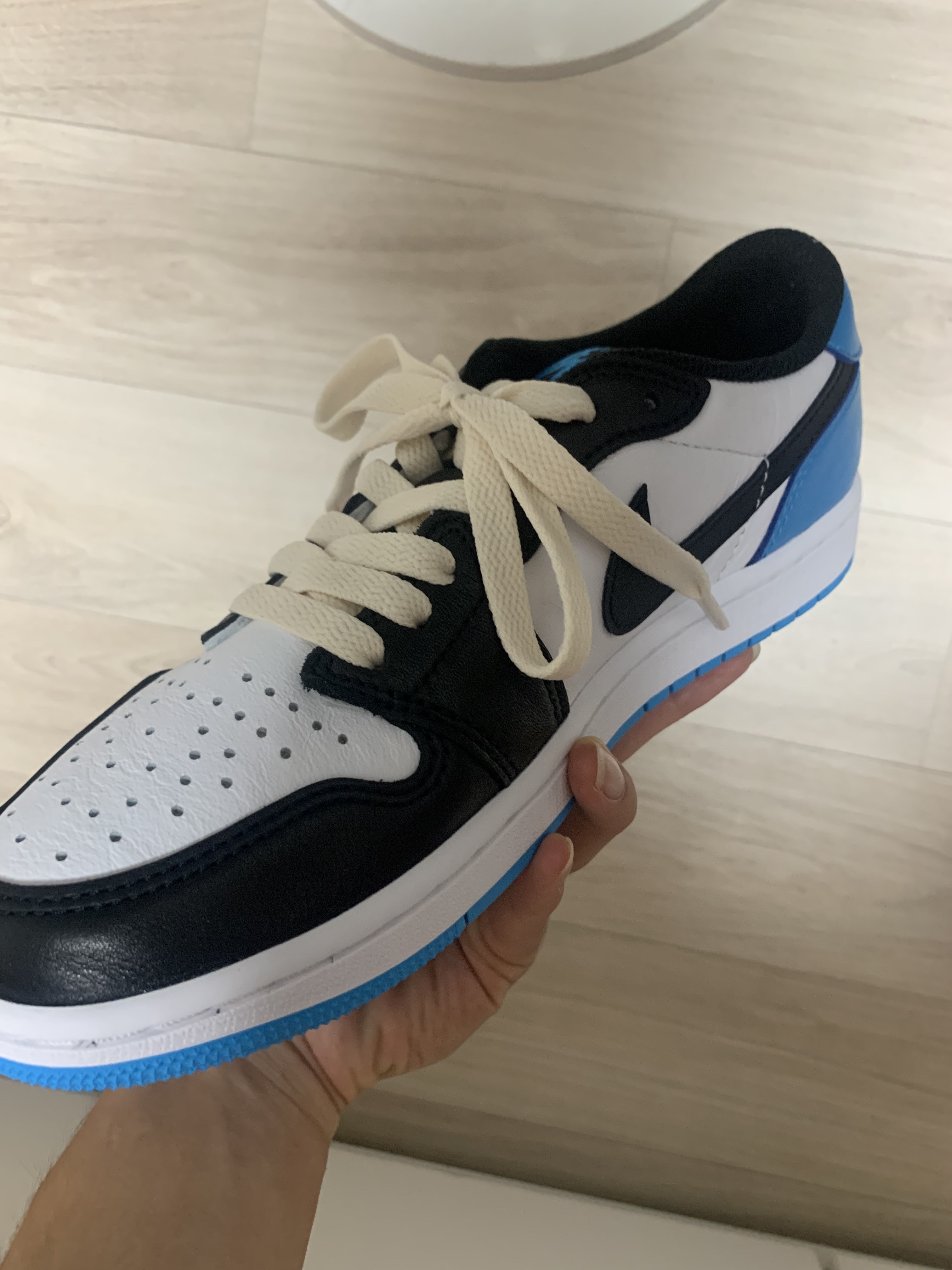 Jordan 1 Retro Low OG Black and Dark Powder Blue 착용 스타일 - 1