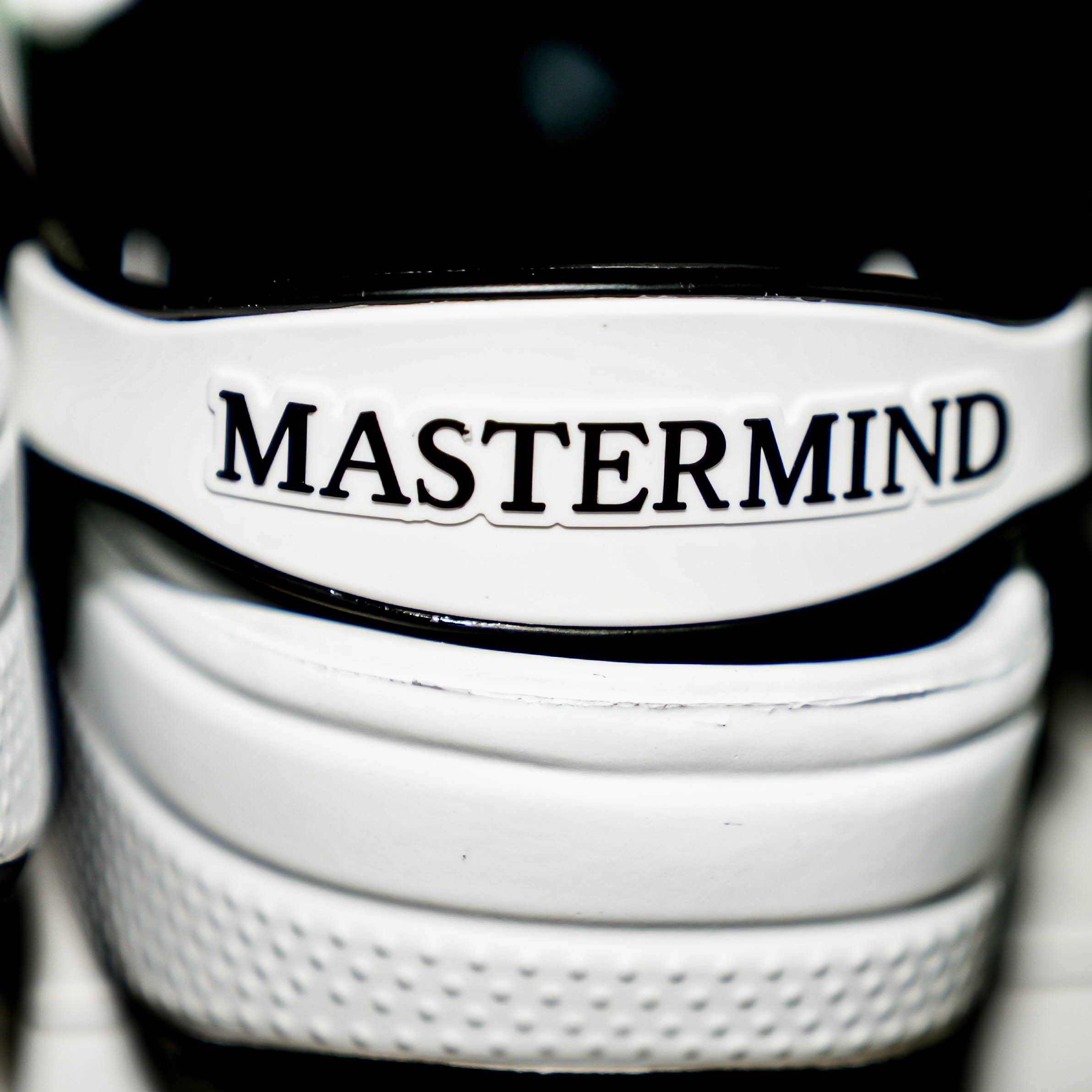 Crocs x Mastermind Classic Clog Black White 착용 스타일 - 3