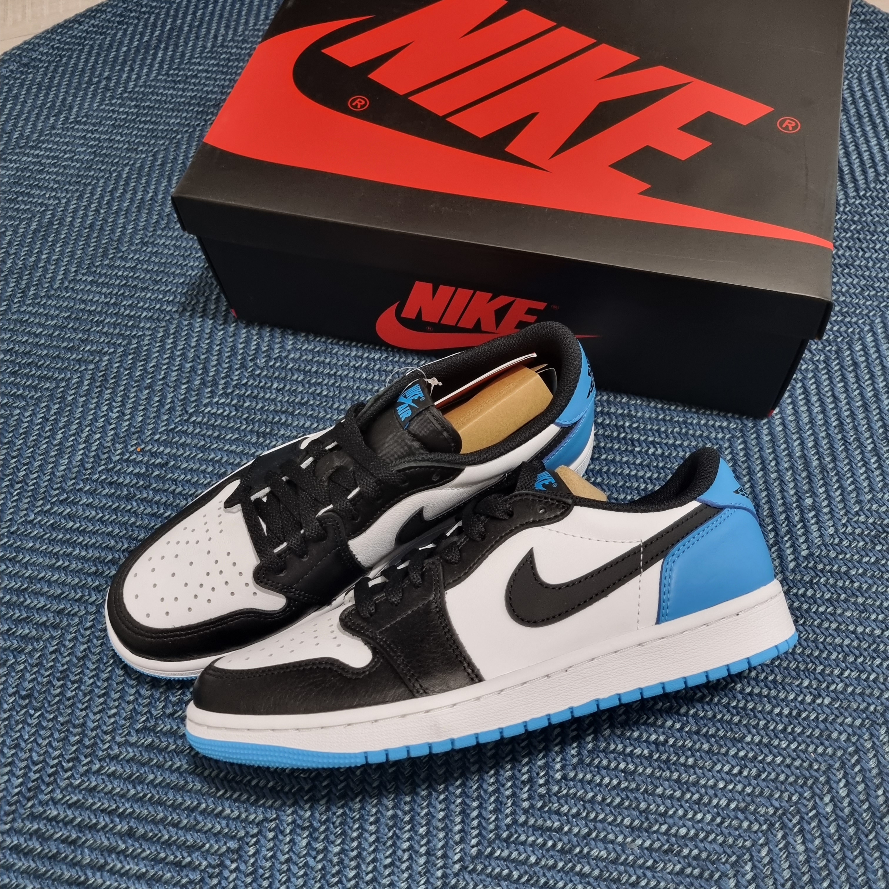 Jordan 1 Retro Low OG Black and Dark Powder Blue 착용 스타일