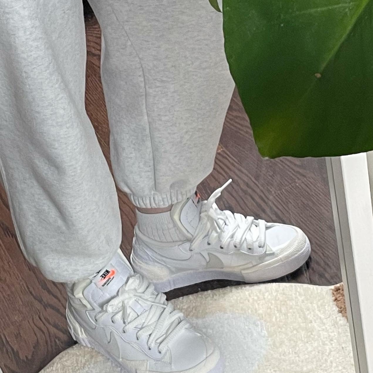 Nike x Sacai Blazer Low White Patent Leather 착용 스타일 - 3