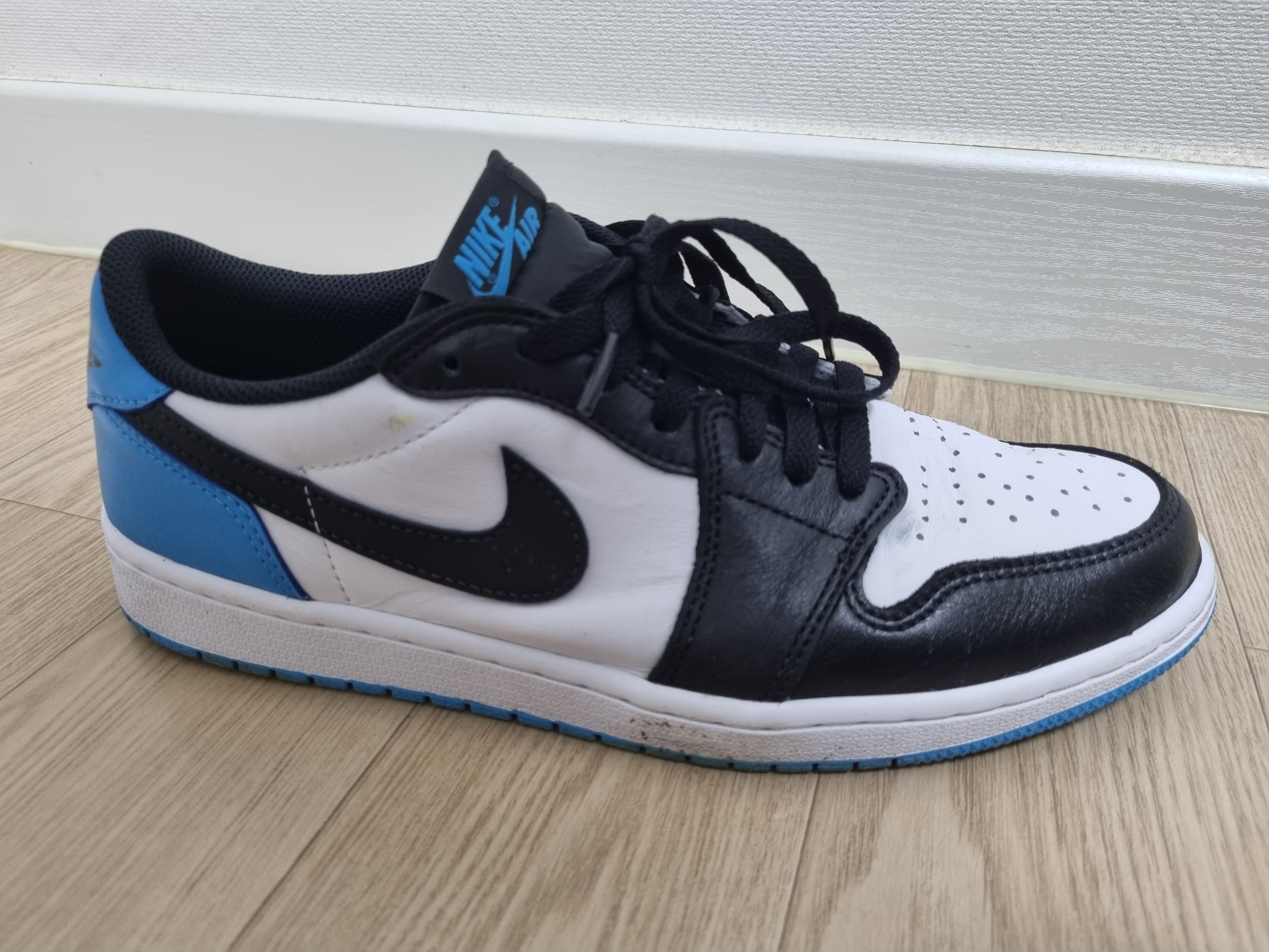 Jordan 1 Retro Low OG Black and Dark Powder Blue 착용 스타일
