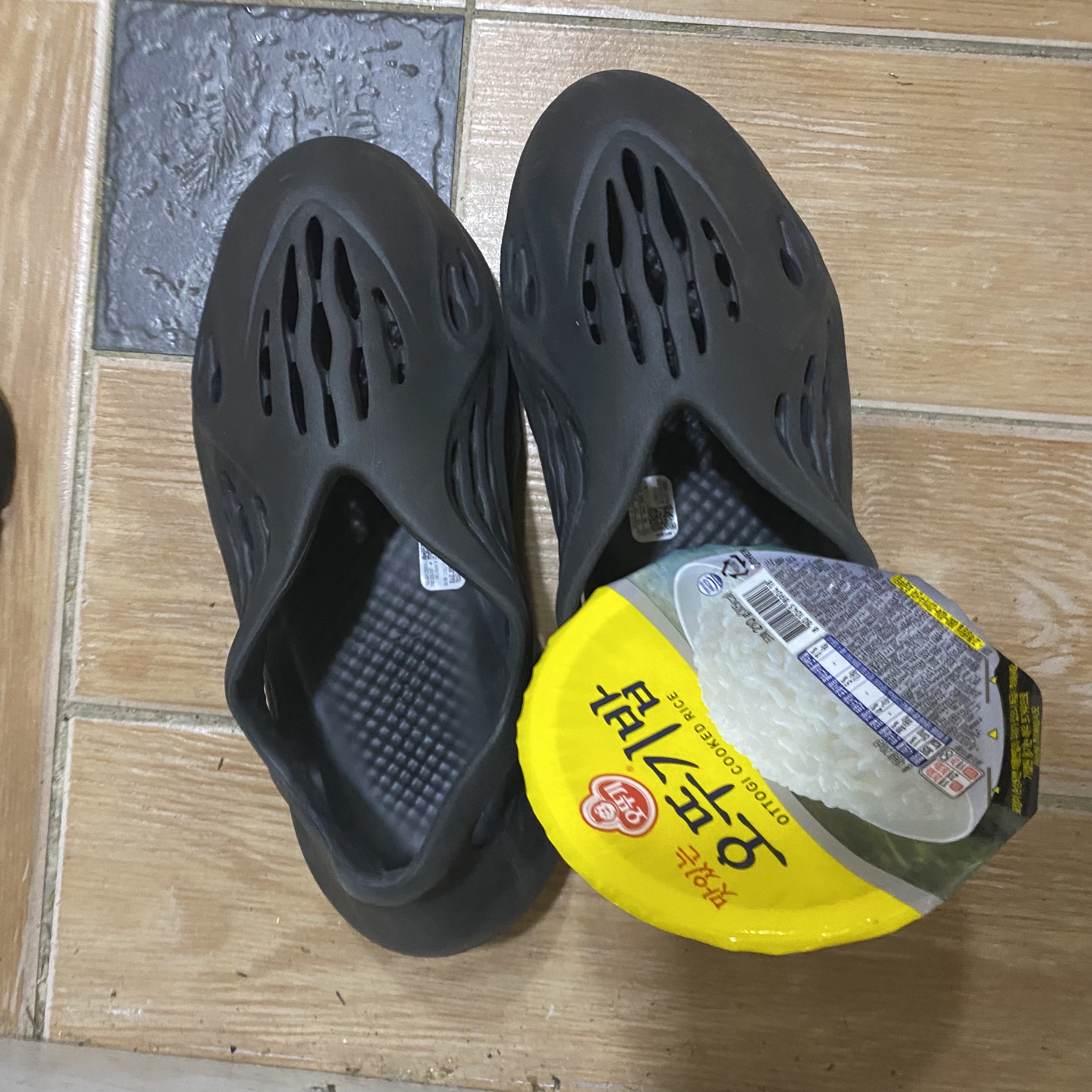 Adidas Yeezy Foam RNNR Onyx 착용 스타일