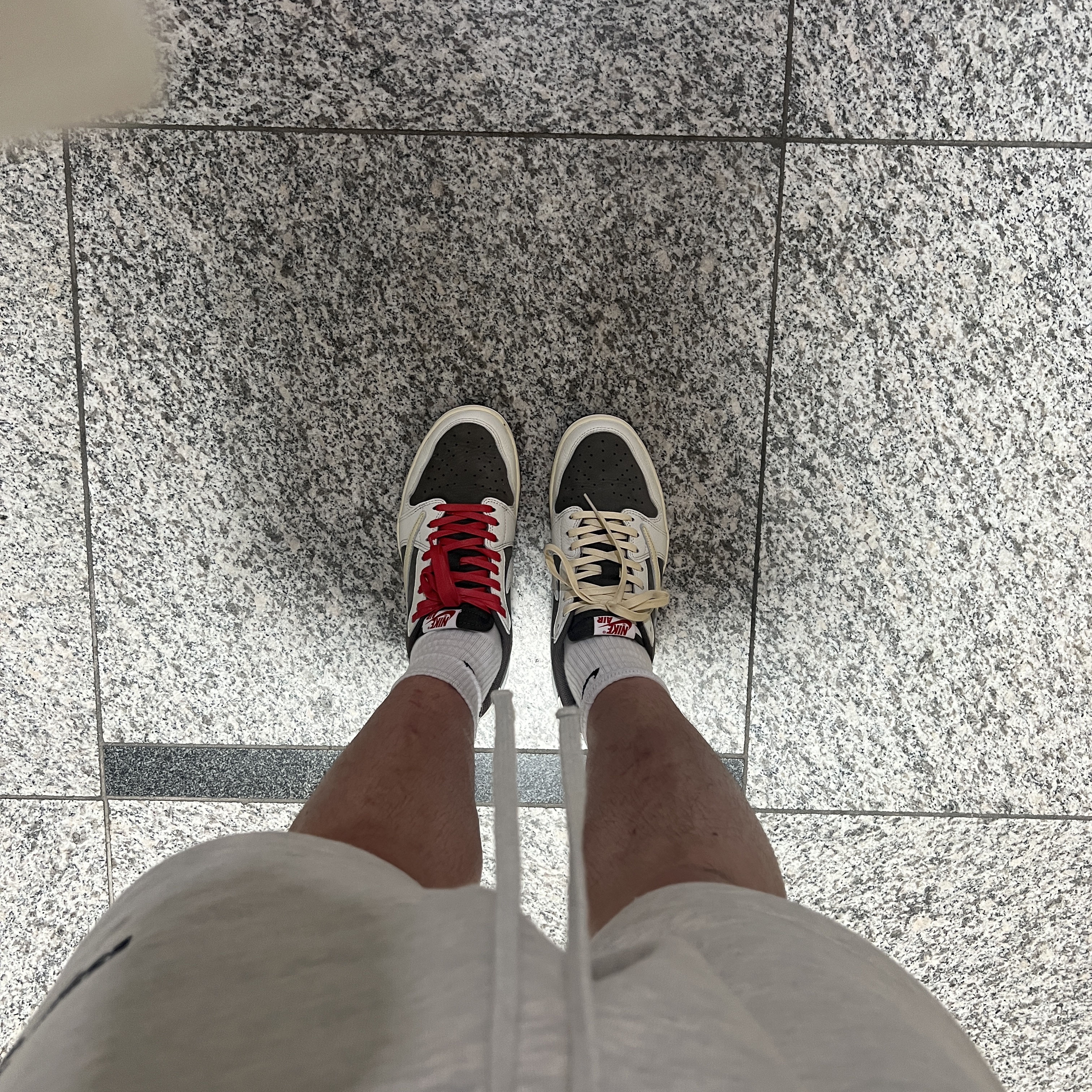 Jordan 1 x Travis Scott Retro Low OG SP Sail and Ridgerock, Essentials The Core Collection Sweatshorts Light Oatmeal 착용 스타일