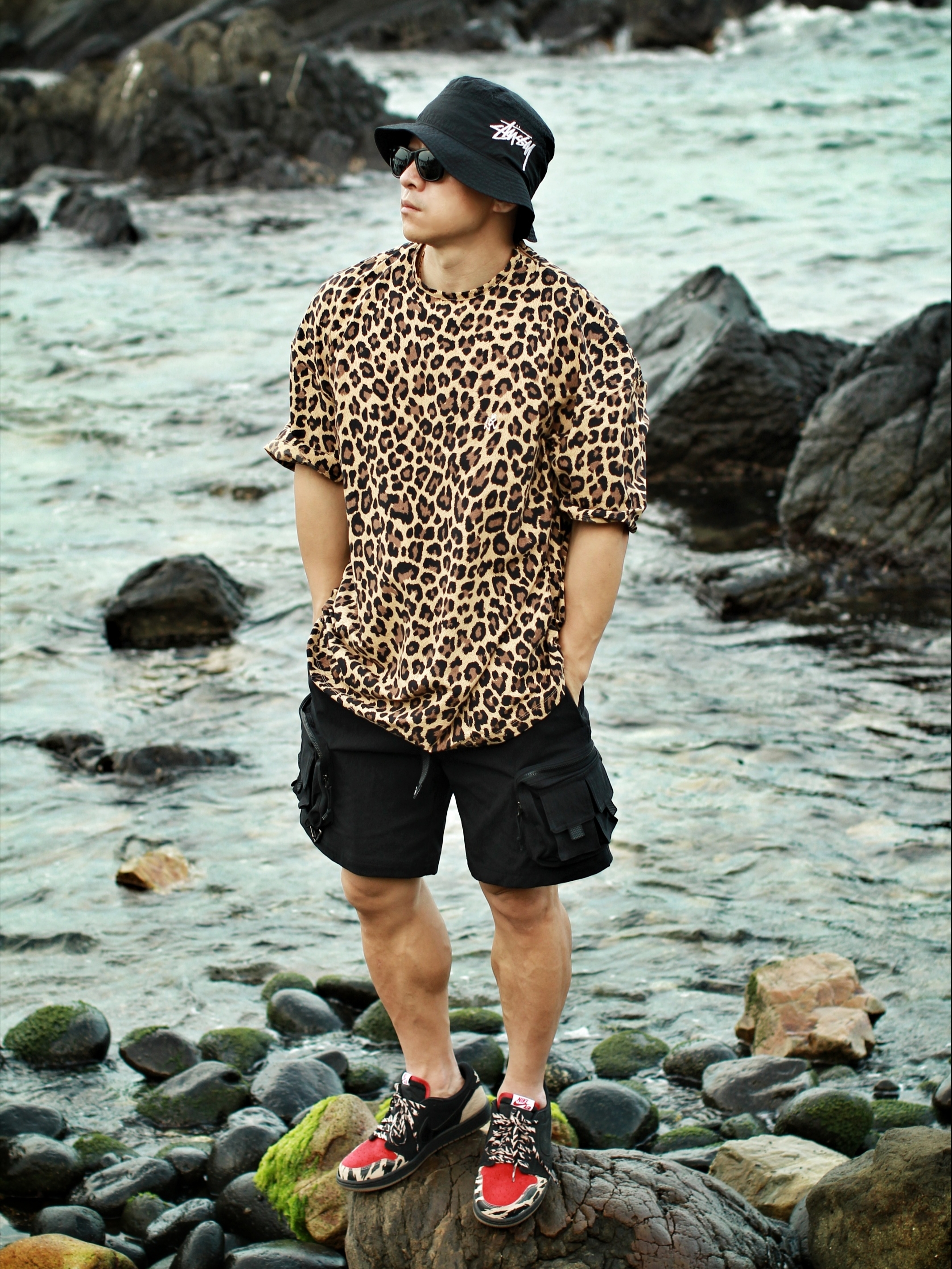 Nike ACG Cargo Shorts Black - Asia, Jordan 1 x SoleFly Retro Low OG SP Black and Sport Red 착용 스타일 - 1
