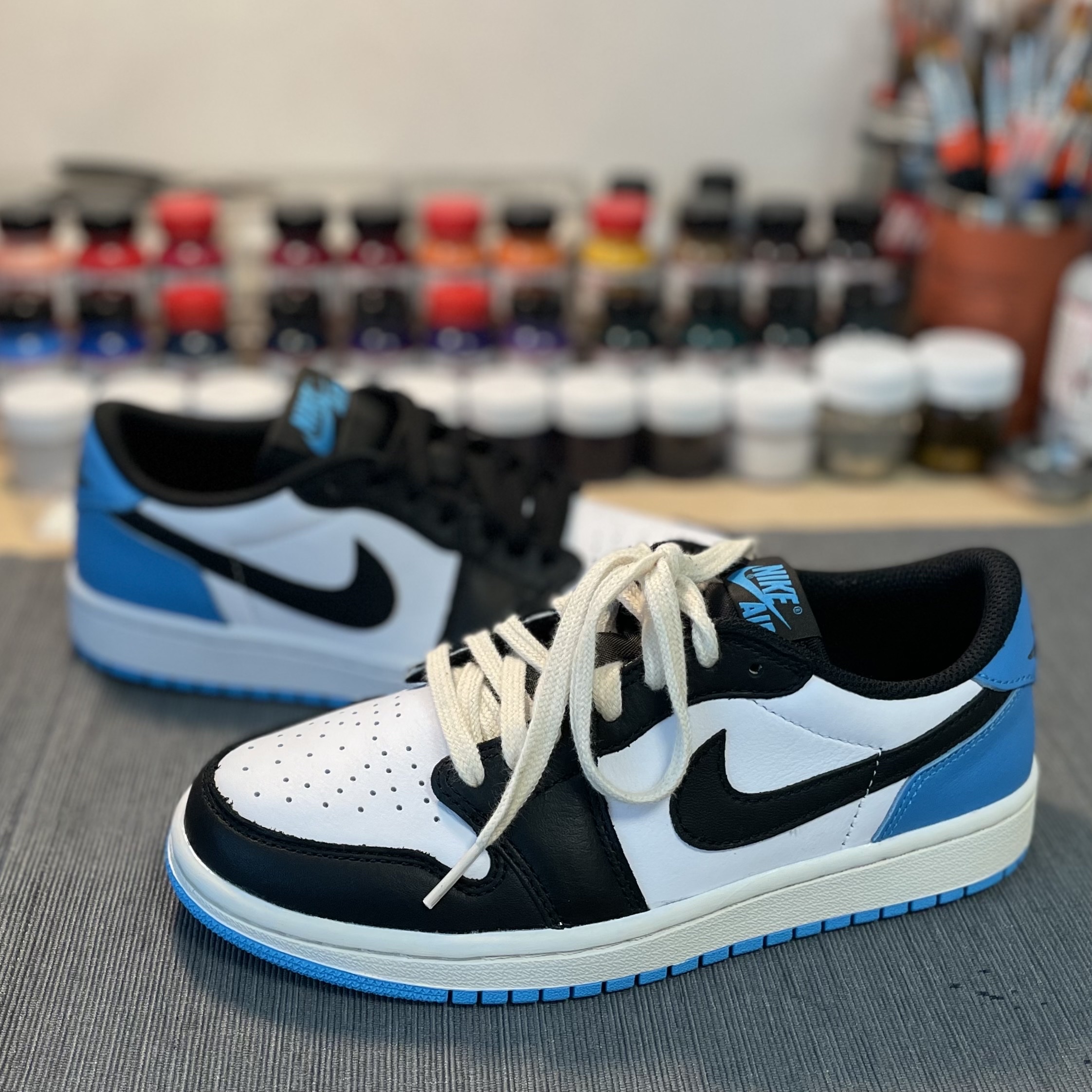 Jordan 1 Retro Low OG Black and Dark Powder Blue, (W) Jordan 1 Retro Low OG Black and Dark Powder Blue 착용 스타일 - 1