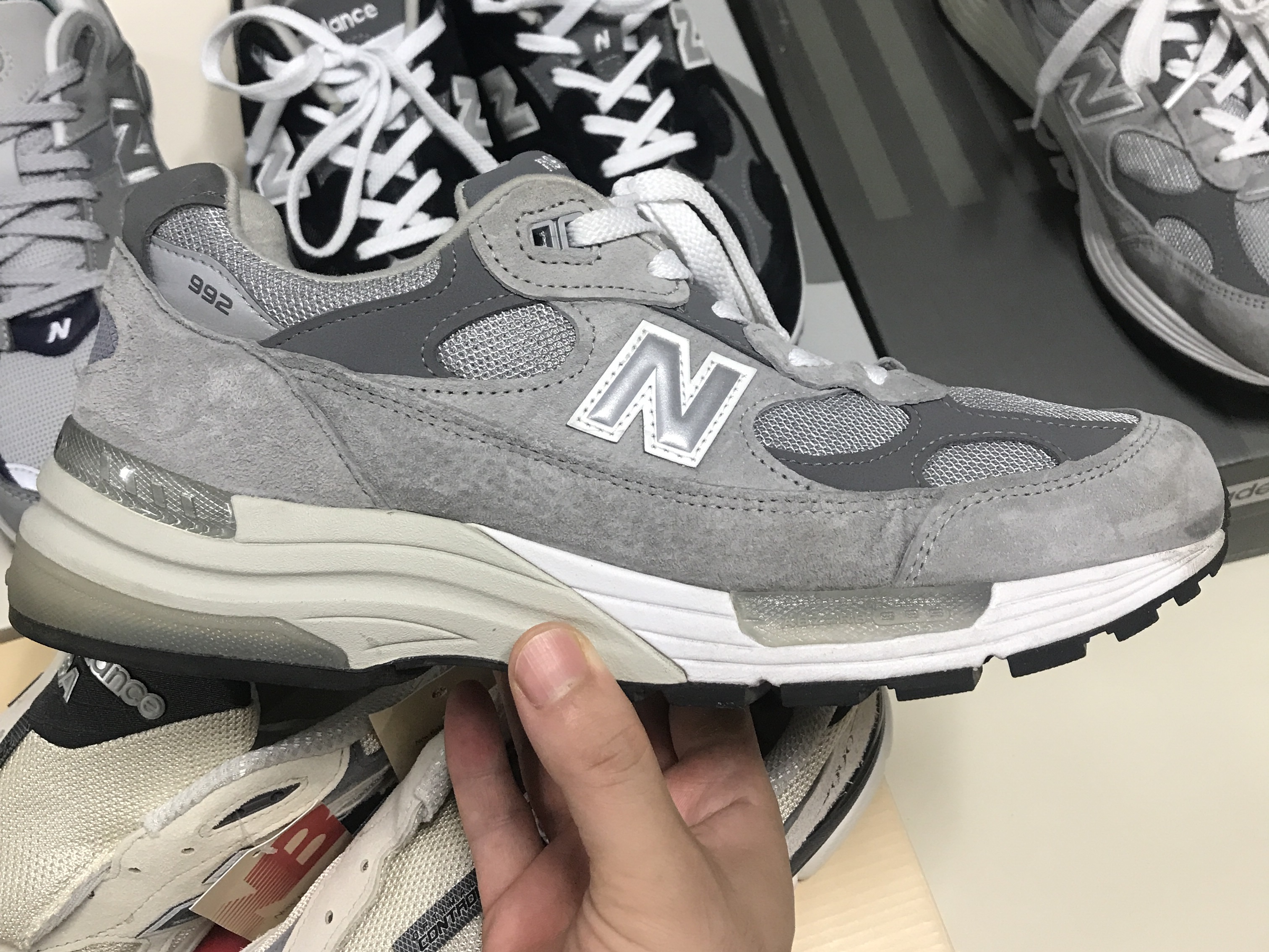 New Balance 992 Made in USA Grey - D Standard, New Balance 992 Made in USA Black Grey 착용 스타일 - 5
