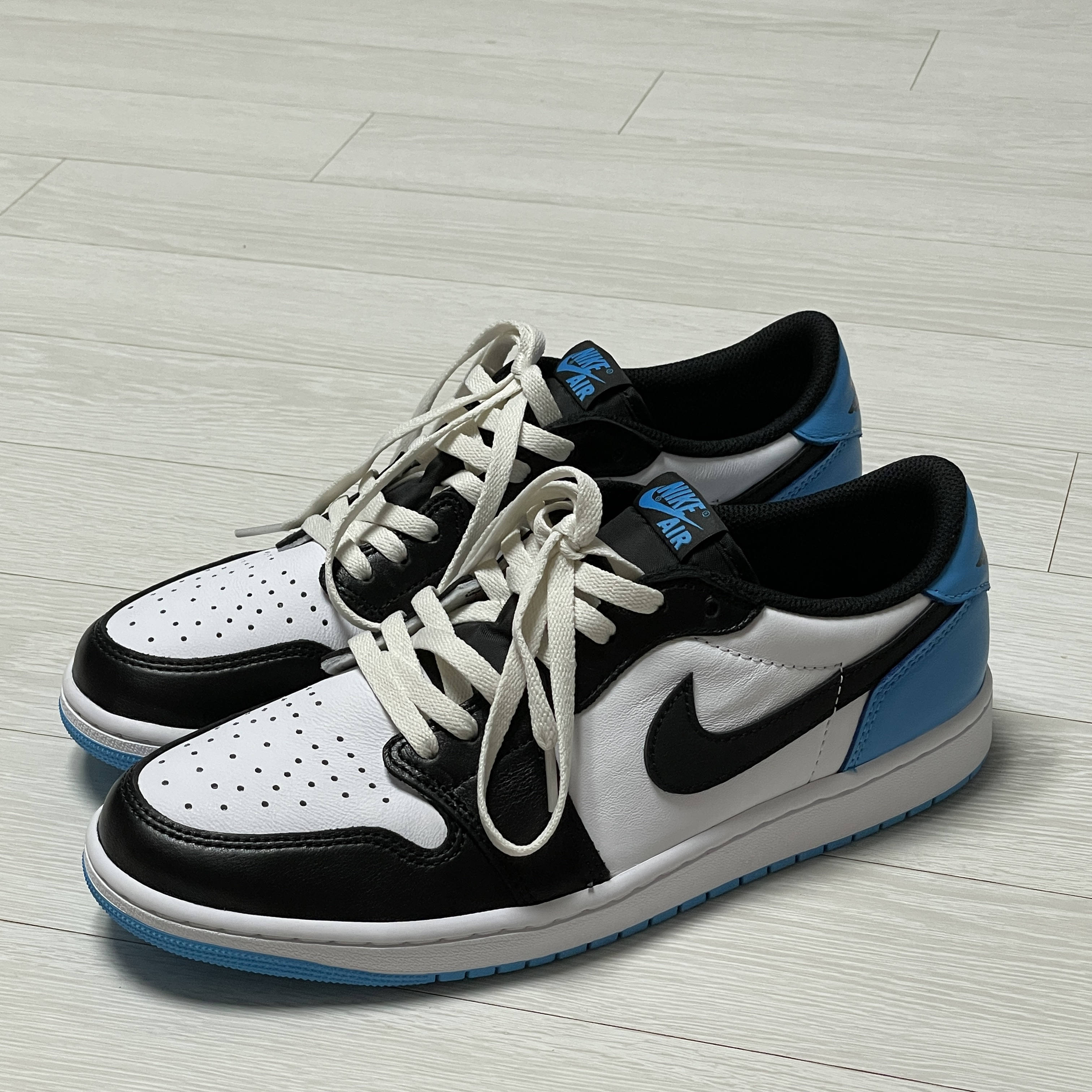 Jordan 1 Retro Low OG Black and Dark Powder Blue 착용 스타일