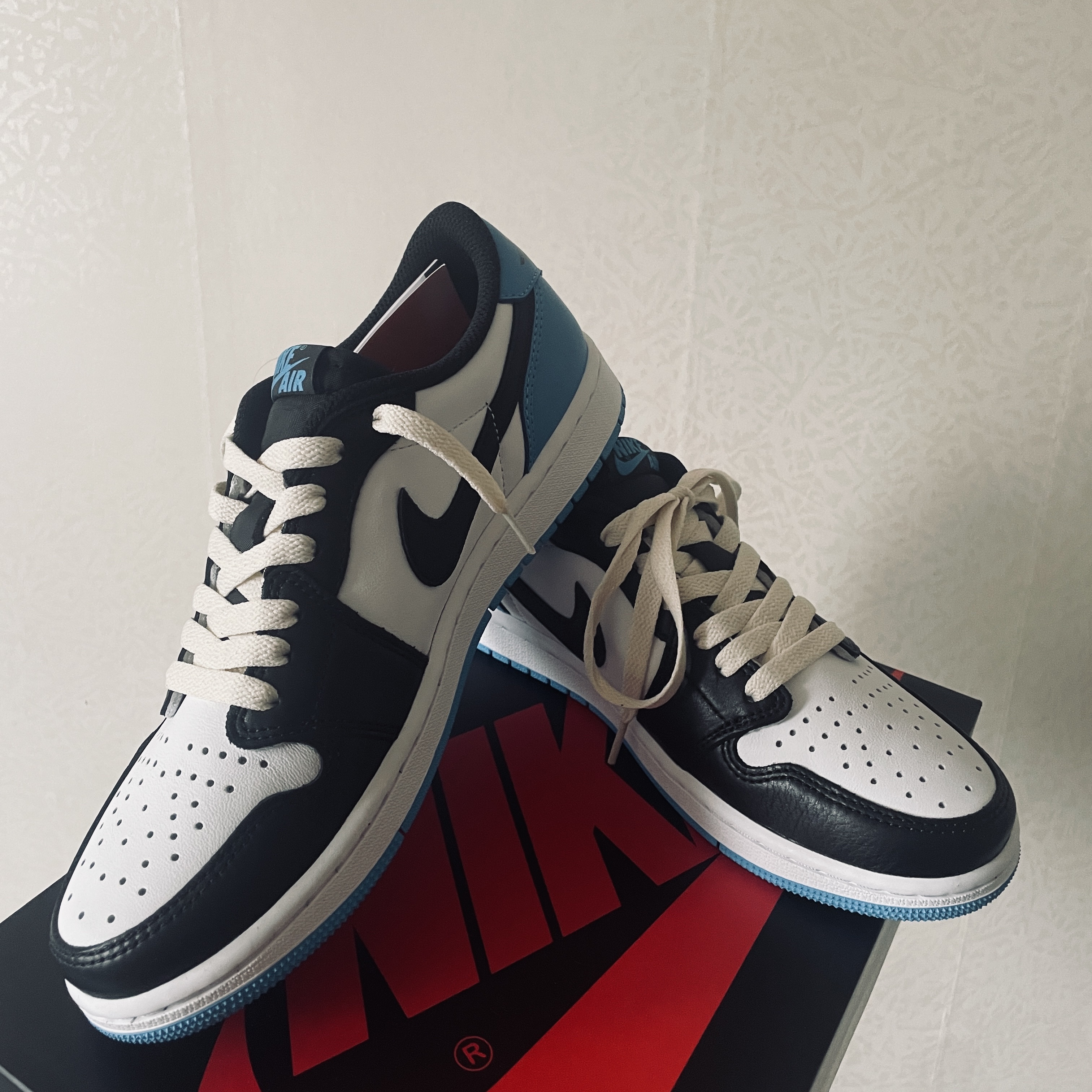 Jordan 1 Retro Low OG Black and Dark Powder Blue 착용 스타일