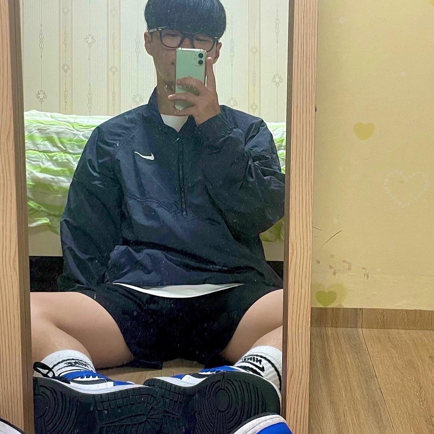 Nike x Stussy Windrunner Jacket Off Noir, (W) Jordan 1 Mid SE Sisterhood 착용 스타일 - 1