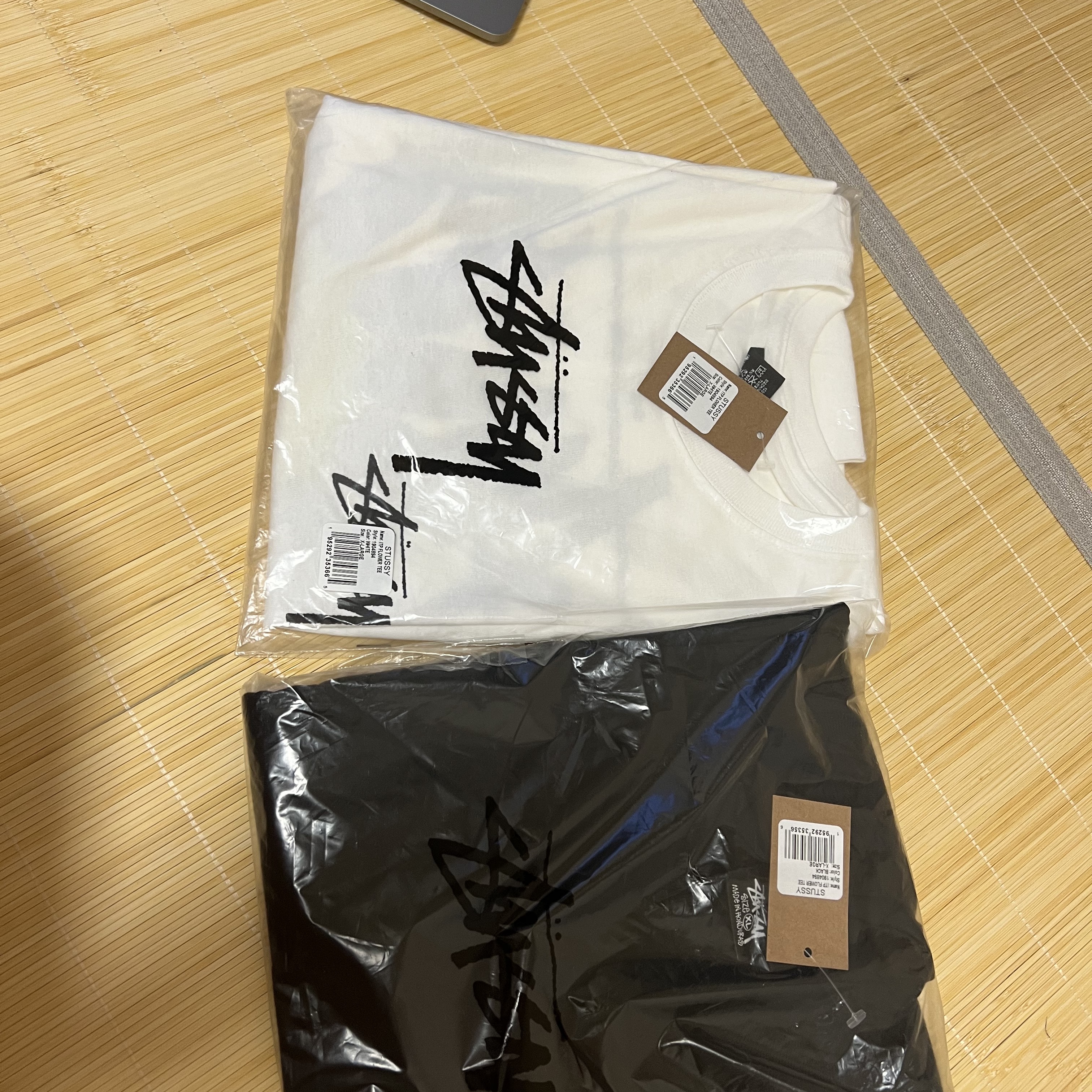 Stussy ITP Flower T-Shirt White, Stussy ITP Flower T-Shirt Black 착용 스타일