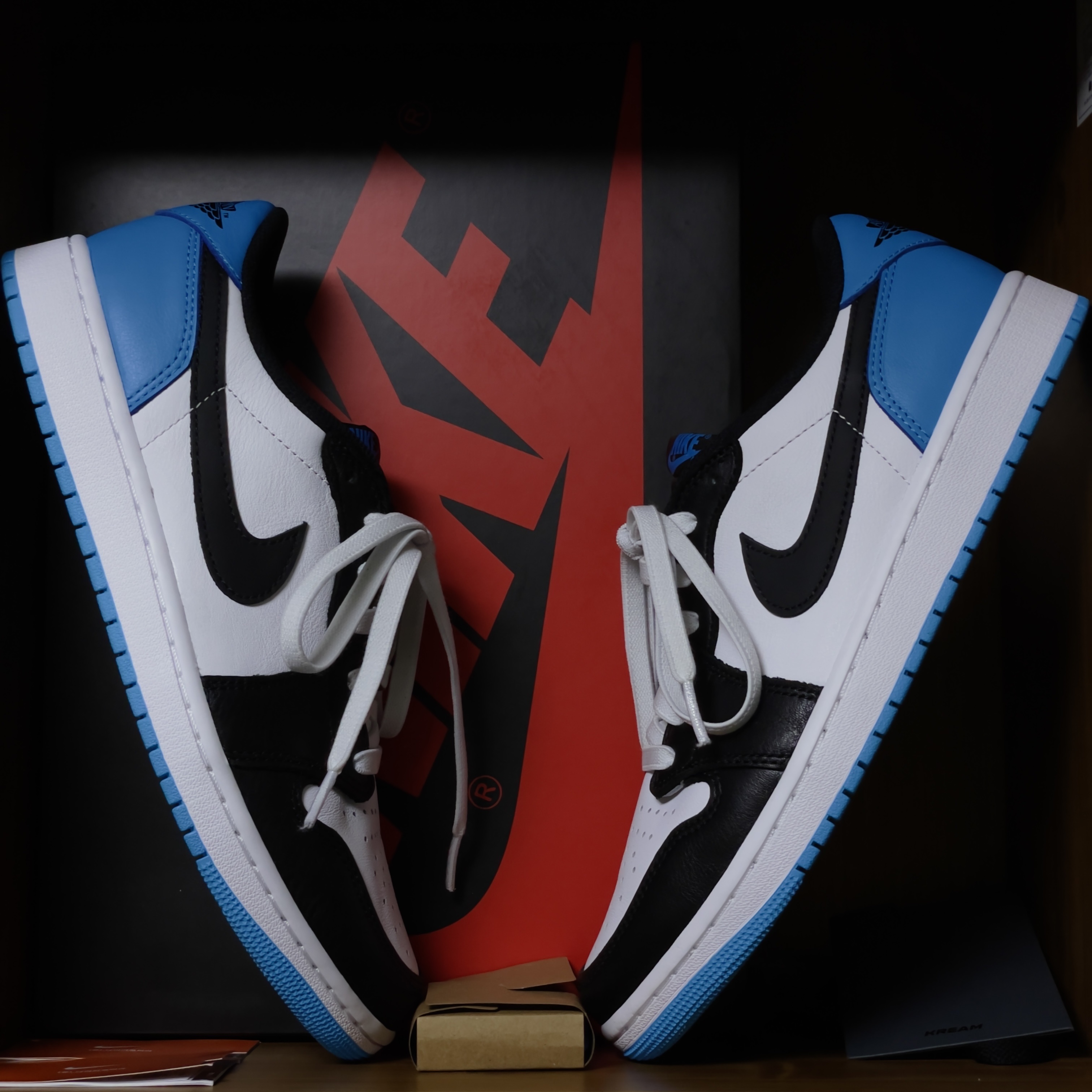 Jordan 1 Retro Low OG Black and Dark Powder Blue 착용 스타일 - 2