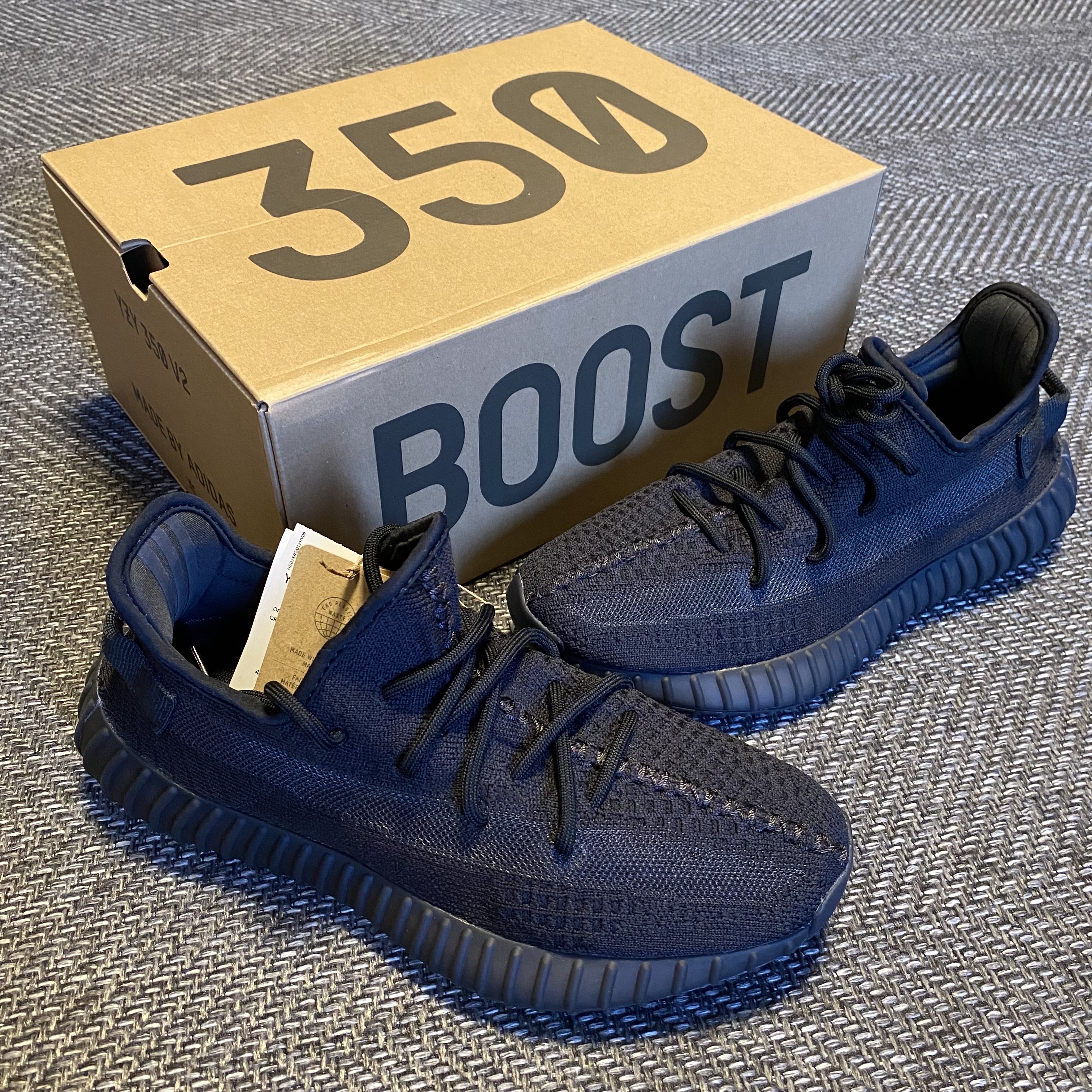 Adidas Yeezy Boost 350 V2 Onyx 착용 스타일