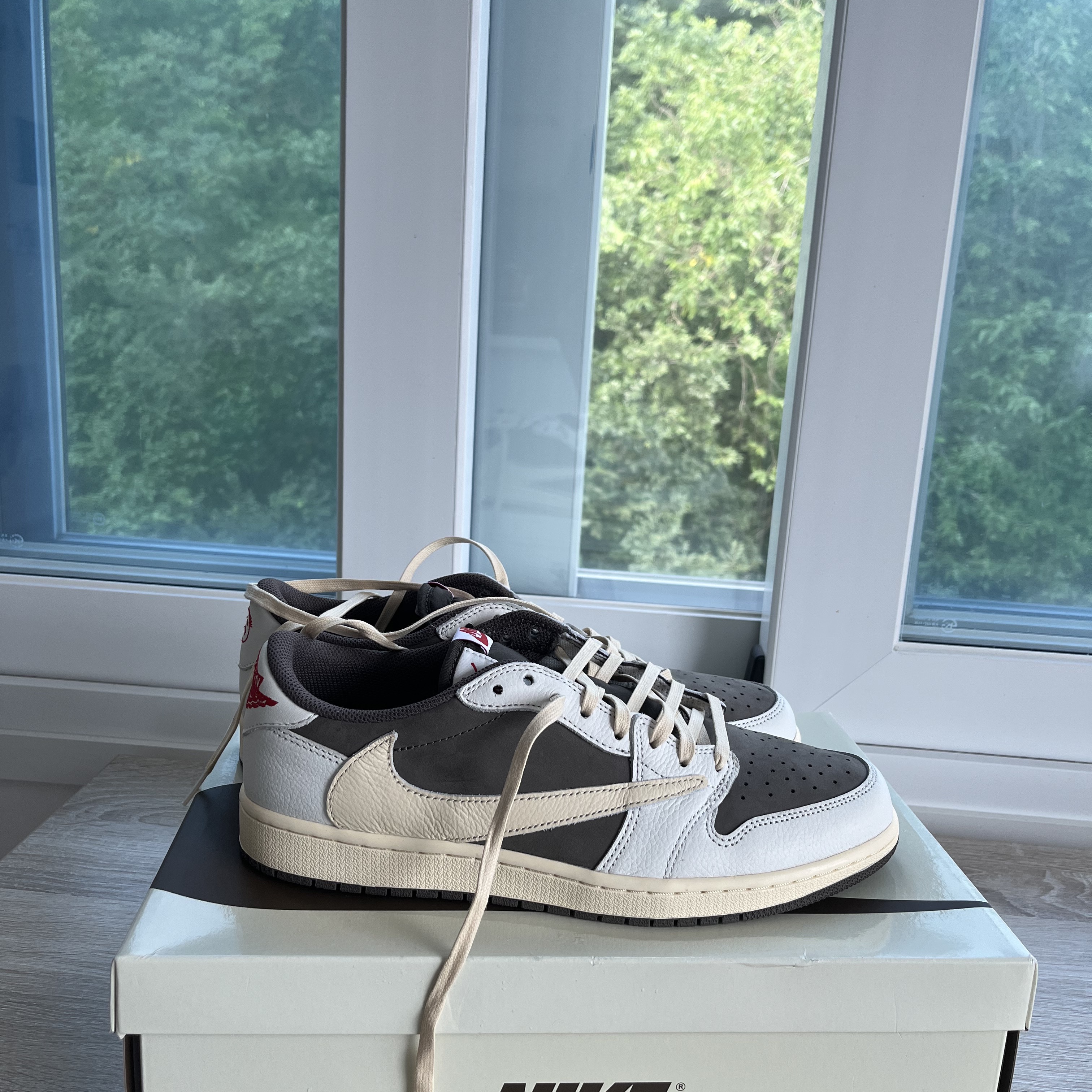 Jordan 1 x Travis Scott Retro Low OG SP Sail and Ridgerock 착용 스타일