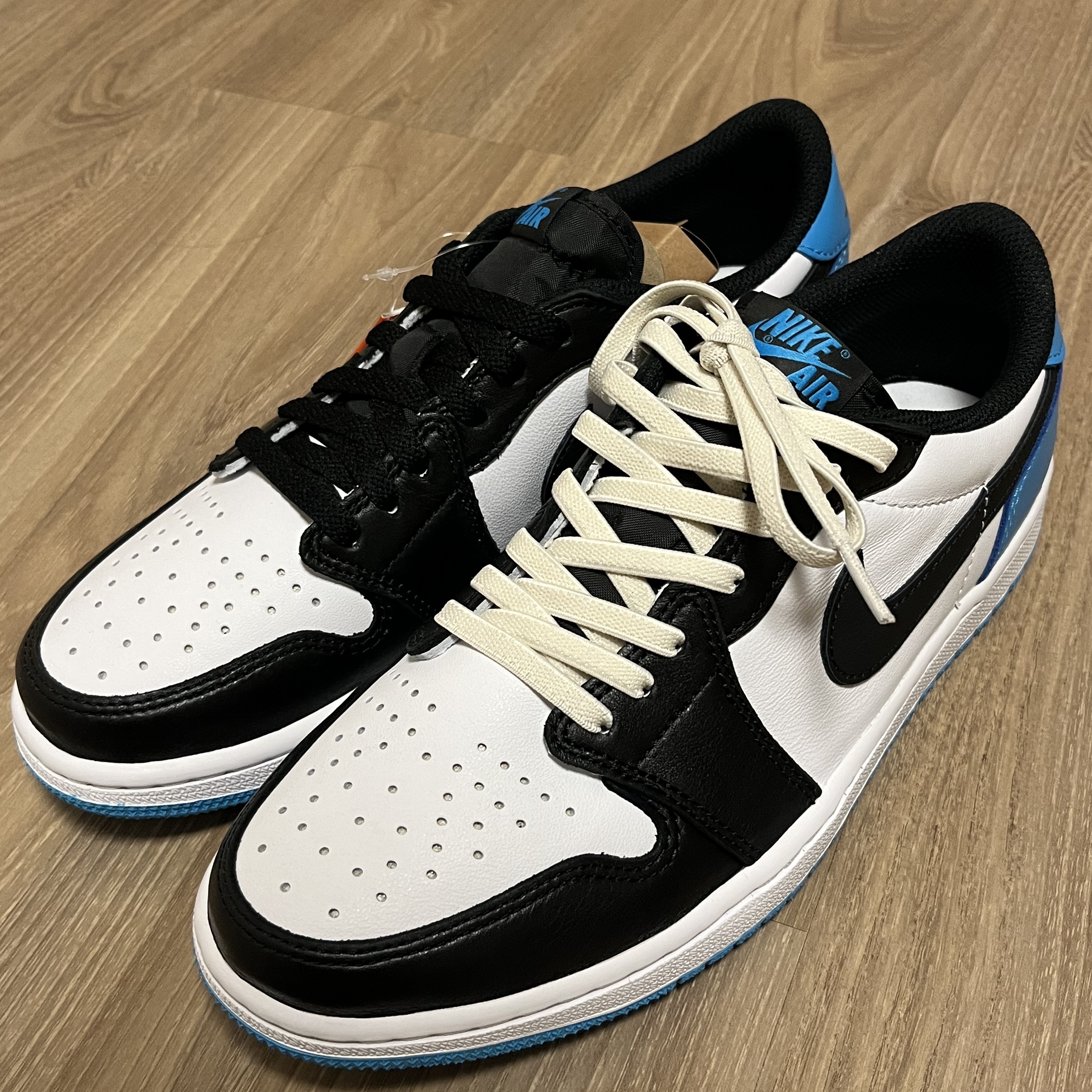 Jordan 1 Retro Low OG Black and Dark Powder Blue 착용 스타일 - 2