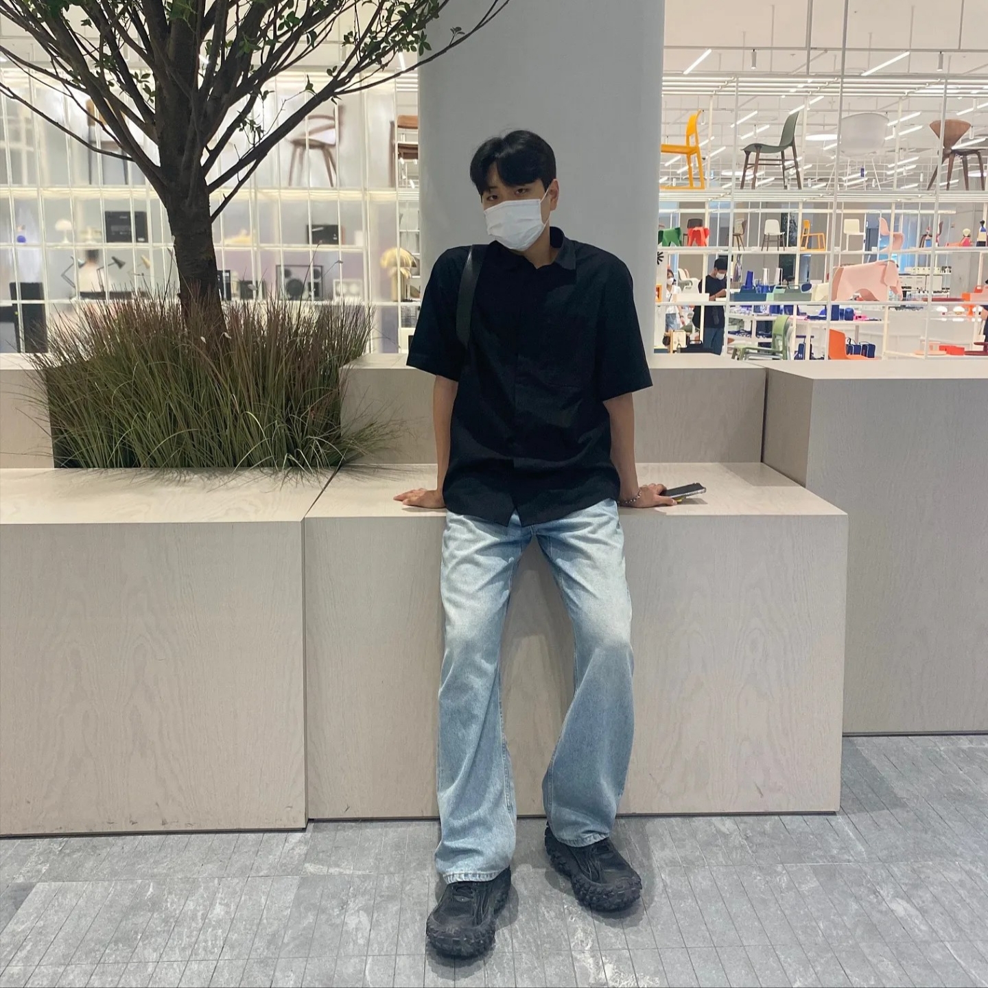 Dada Student Shirt Black, Balenciaga Defender Sneakers Black 착용 스타일 - 2