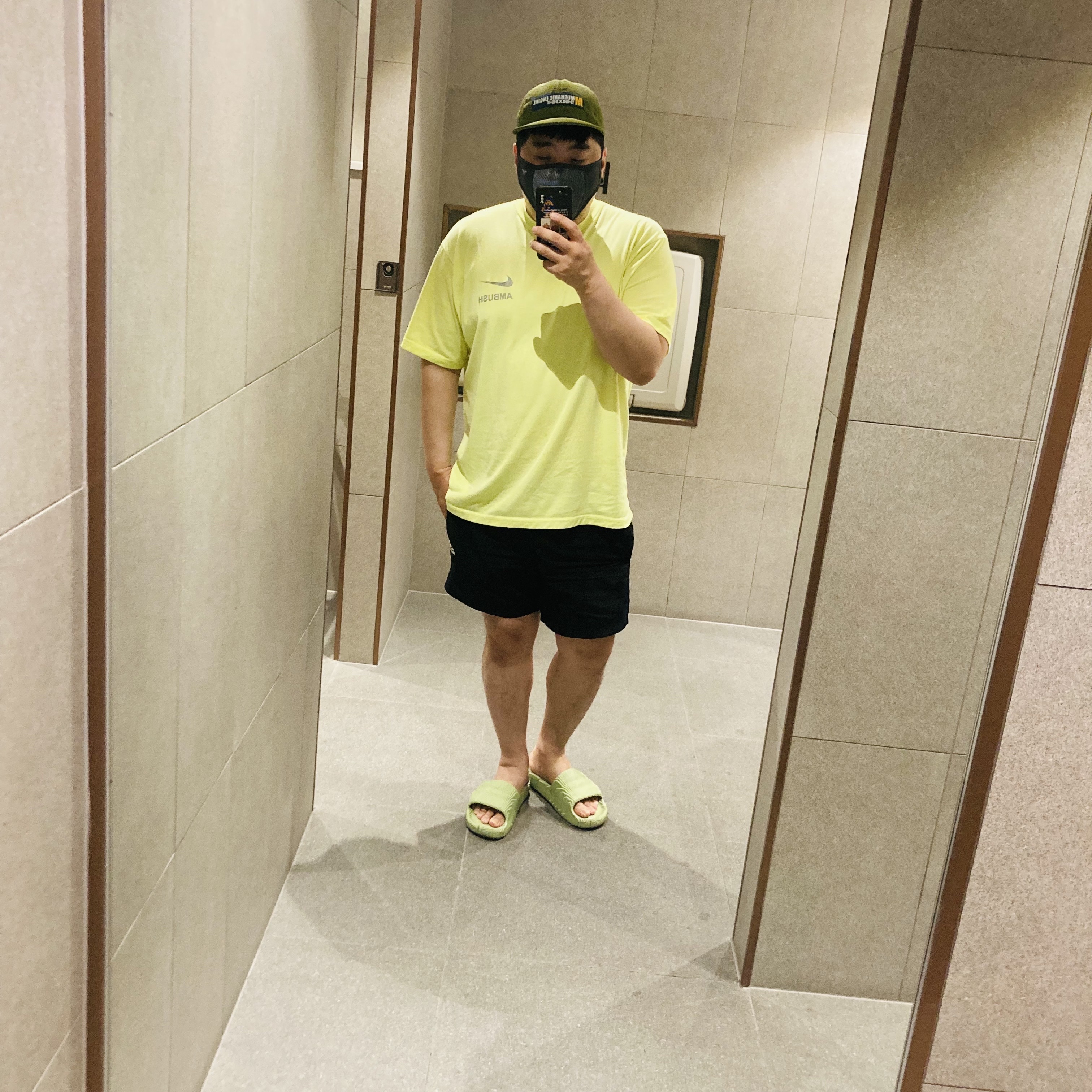 Adidas Adilette 22 Magic Lime 착용 스타일 - 1