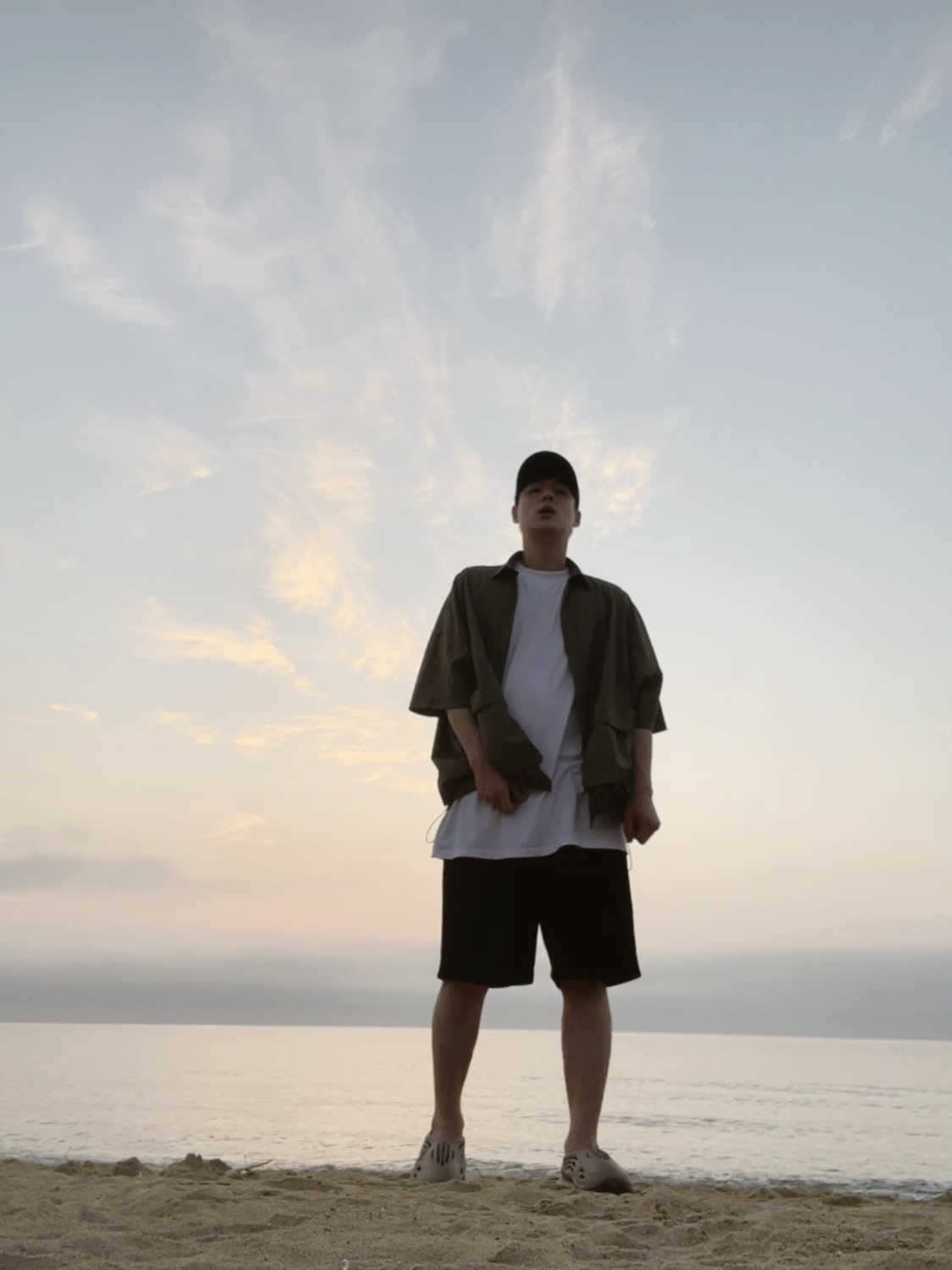 Adidas Yeezy Foam RNNR Stone Sage 착용 스타일