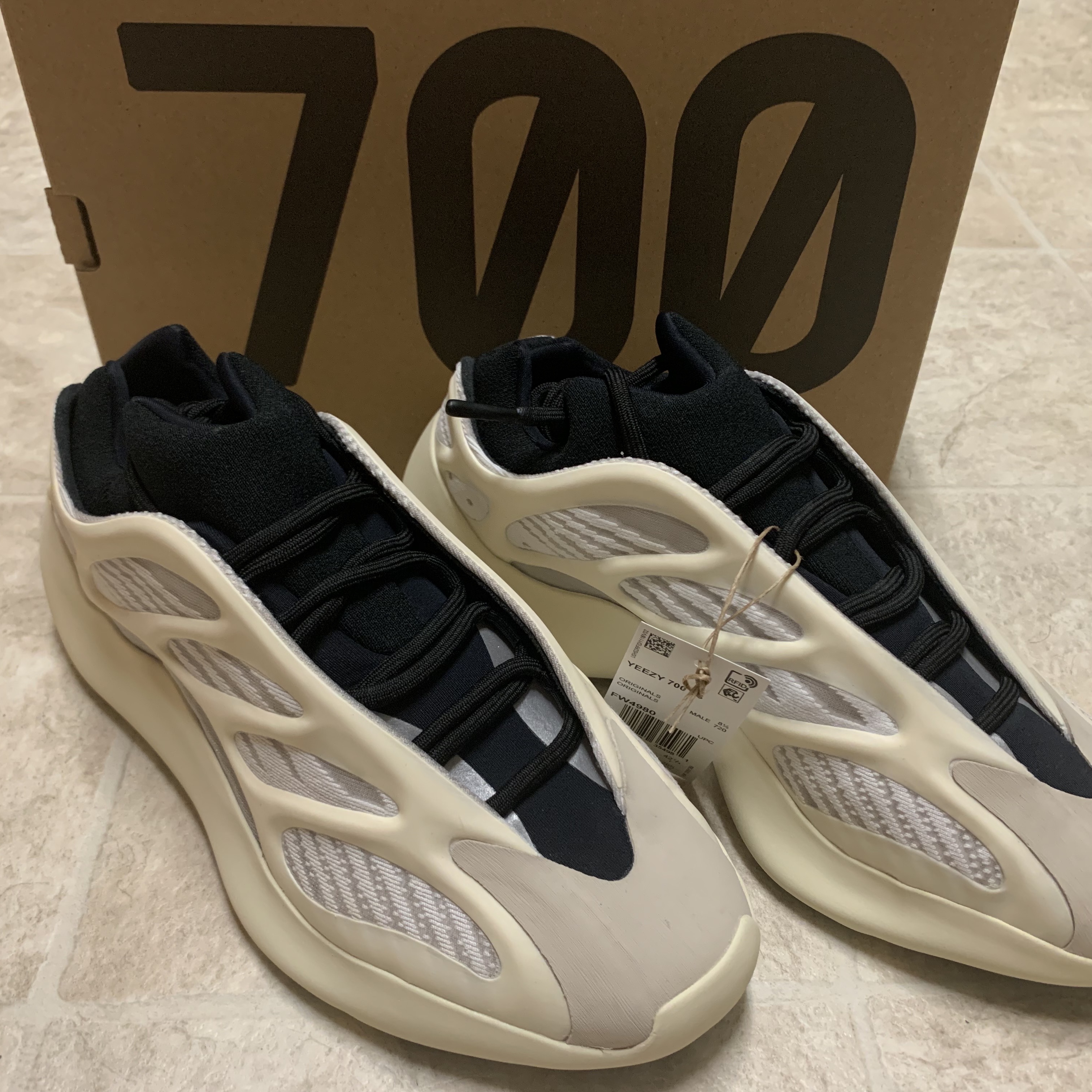 Adidas Yeezy 700 V3 Azael 2022/2023 착용 스타일