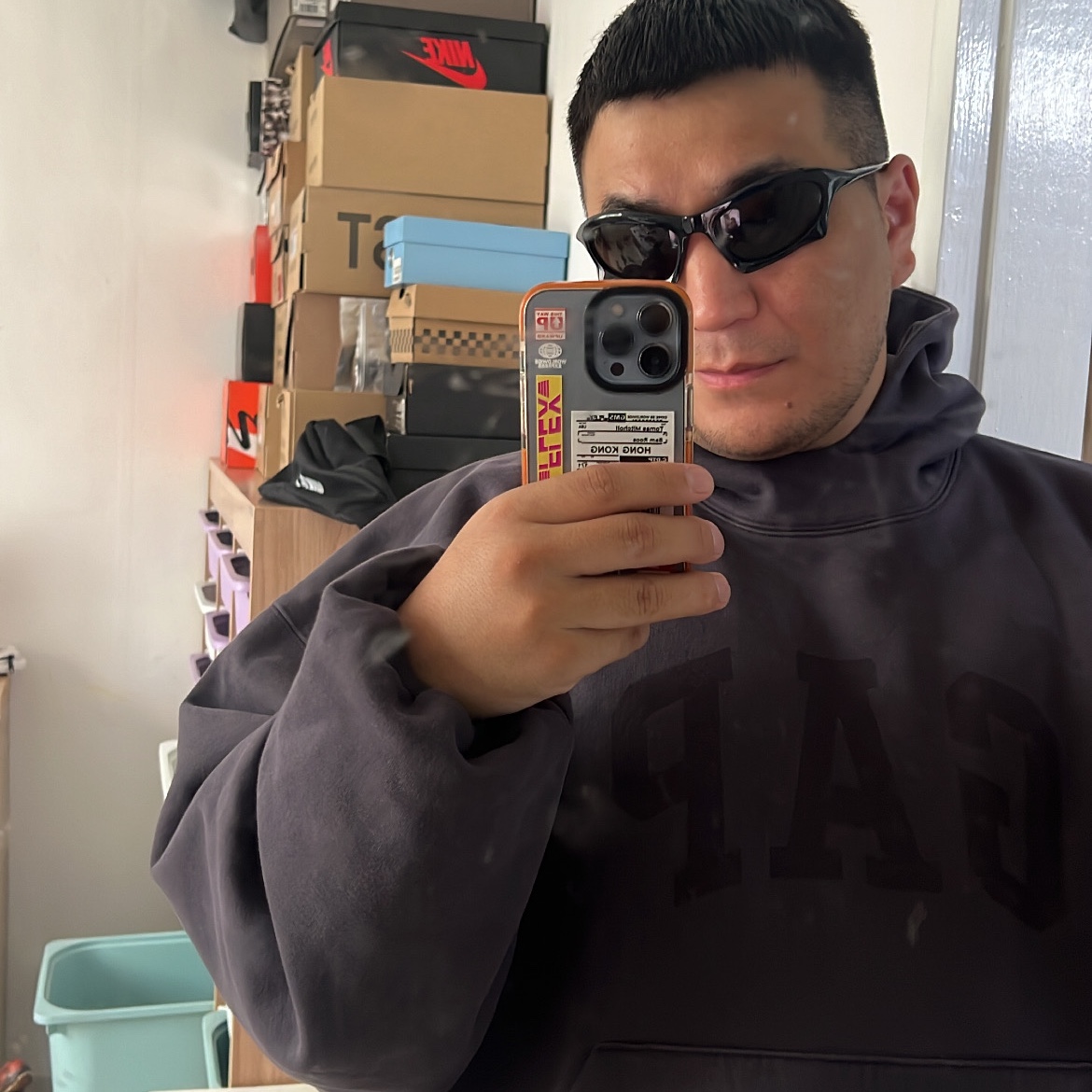 Yeezy Gap Engineered By Balenciaga Dove Hoodie Washed Black 착용 스타일