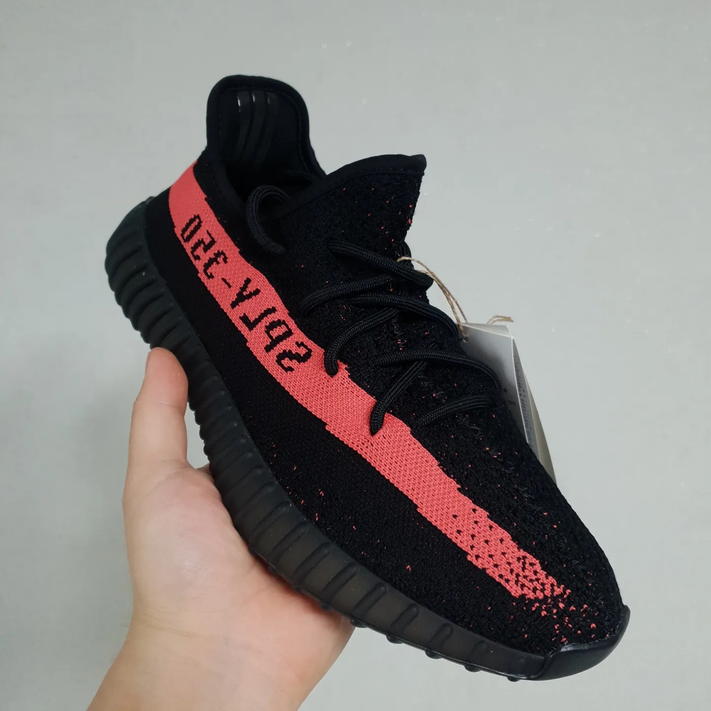 Adidas Yeezy Boost 350 V2 Core Black Red 2022/2023 착용 스타일 - 1