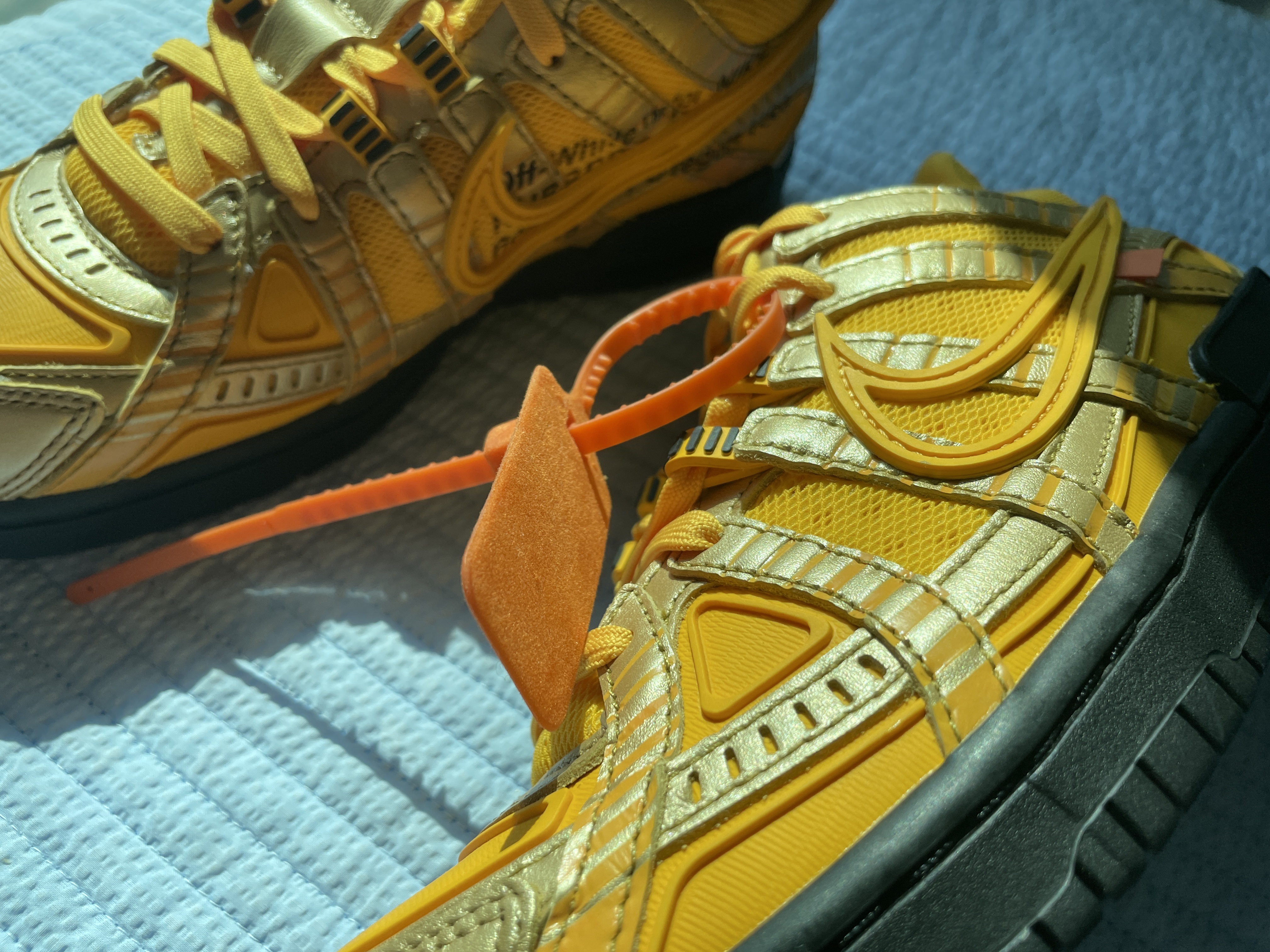 Nike x Off-White Air Rubber Dunk University Gold 착용 스타일 - 3