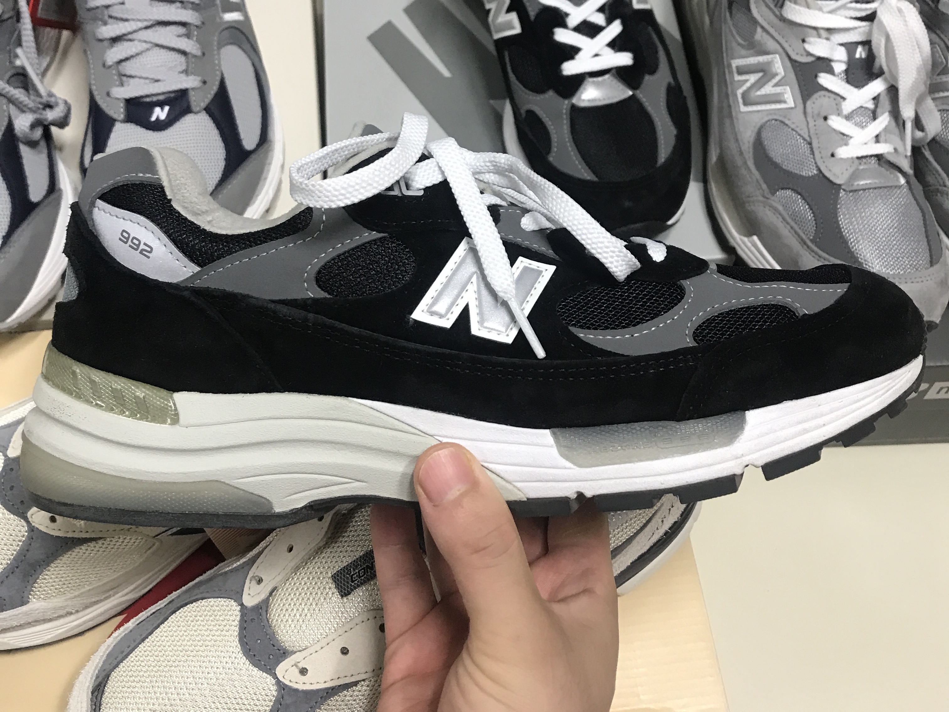 New Balance 992 Made in USA Grey - D Standard, New Balance 992 Made in USA Black Grey 착용 스타일 - 4