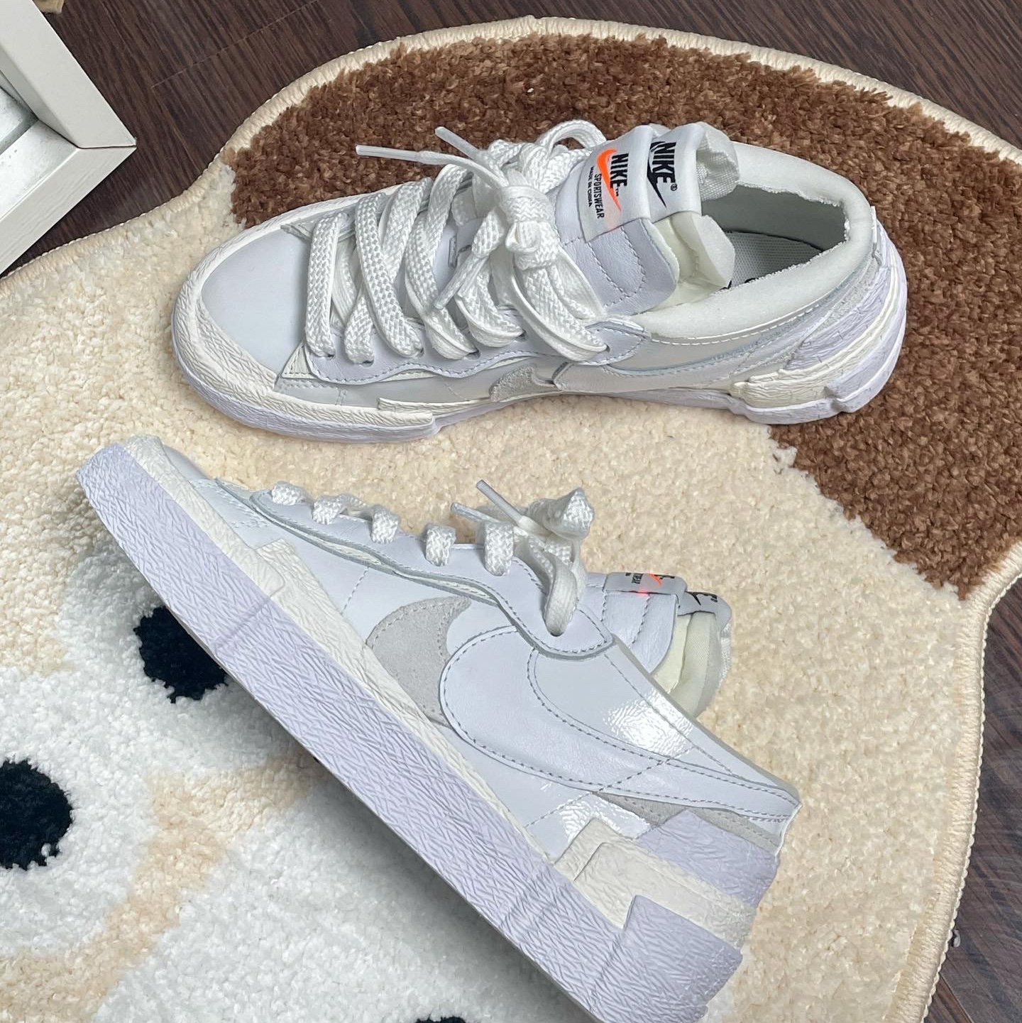 Nike x Sacai Blazer Low White Patent Leather 착용 스타일 - 1